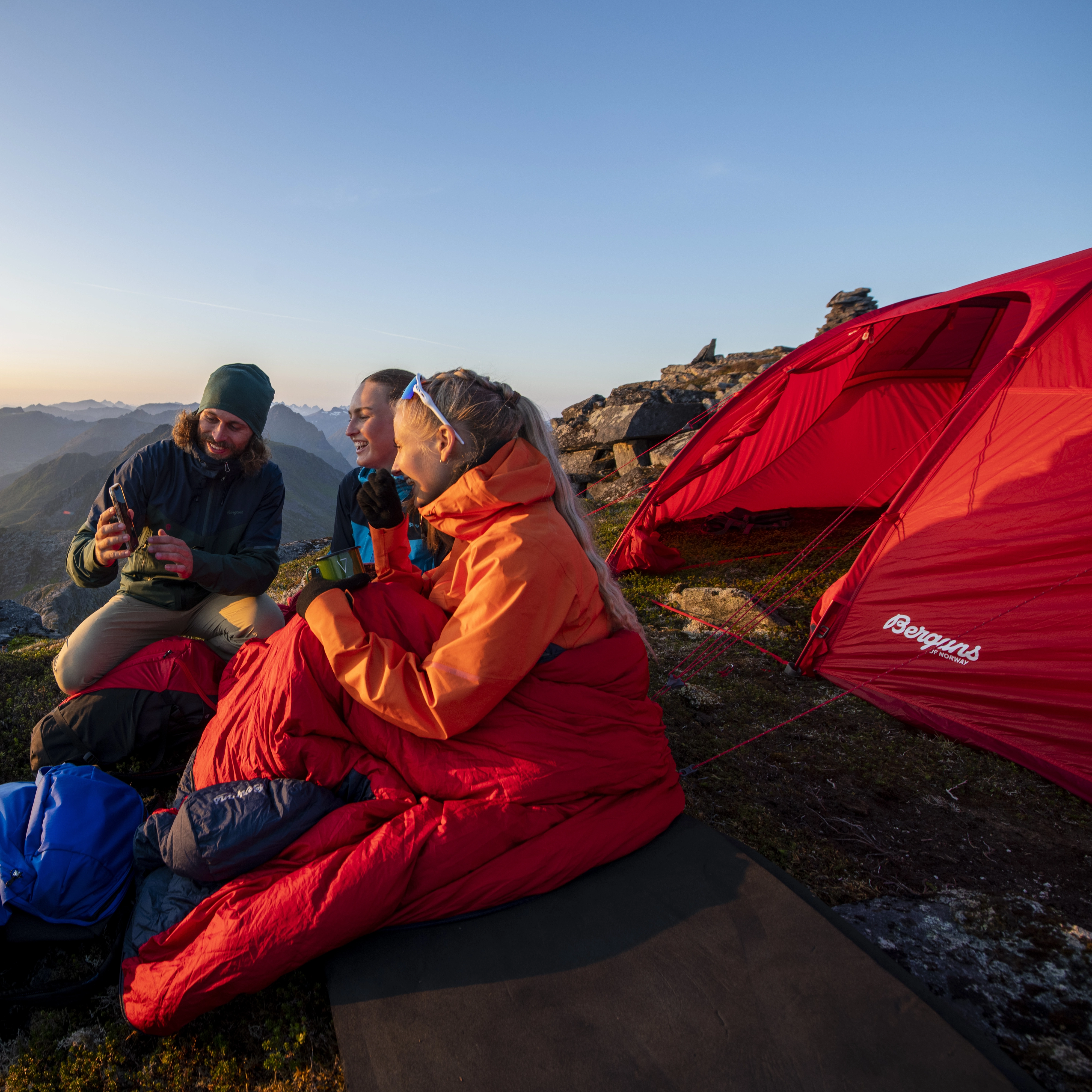 Helium Expedition Tunnel 4-Pers Tent Red