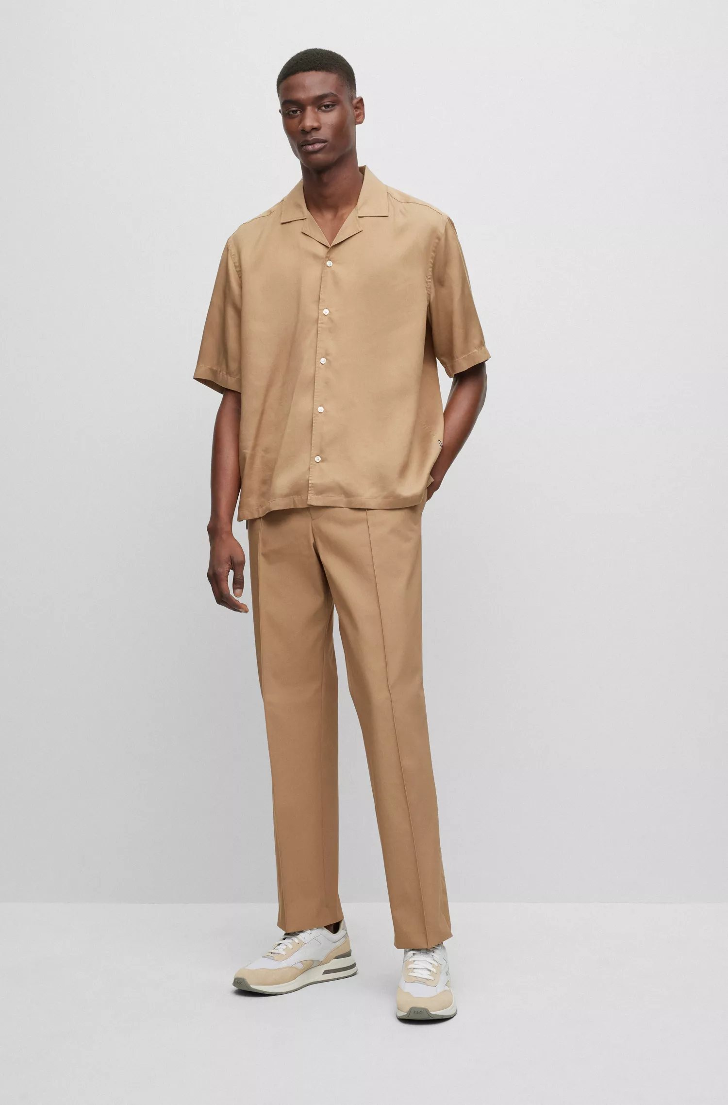 Camisa BOSS preta de manga curta com modelagem regular e gola aberta.