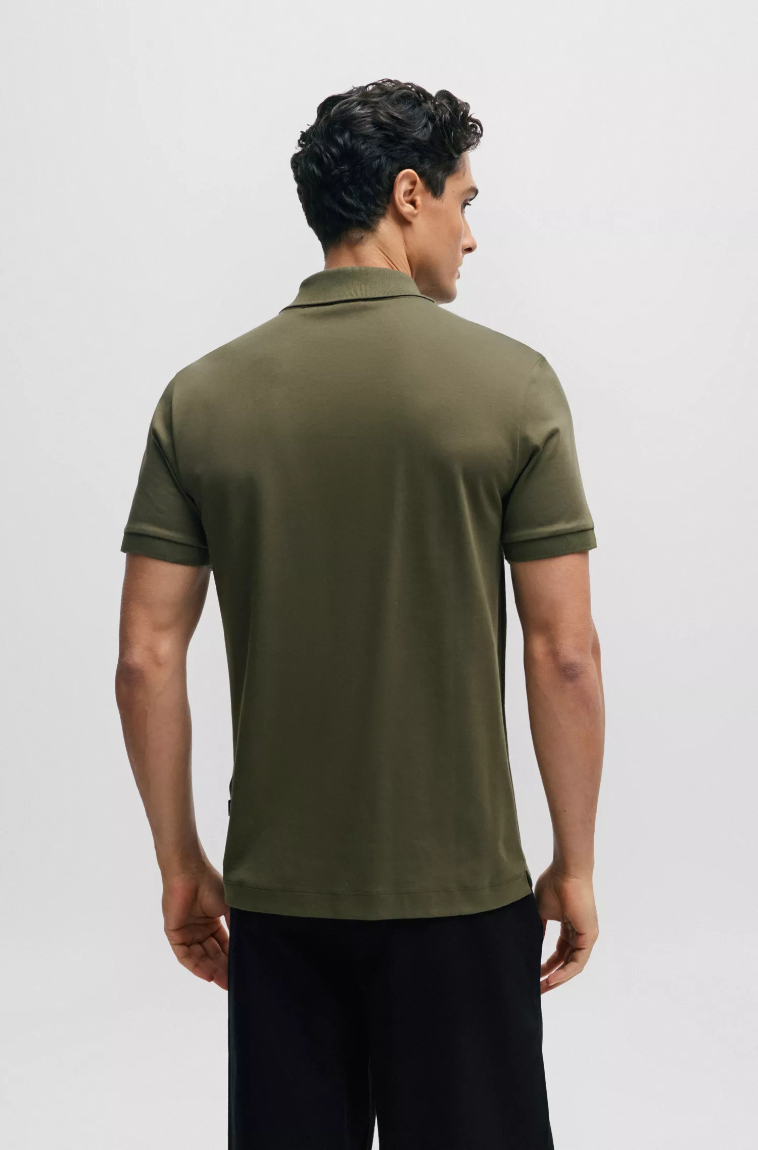 Camisa polo BOSS preta, estruturada em algodão, corte slim, com fecho de zíper.