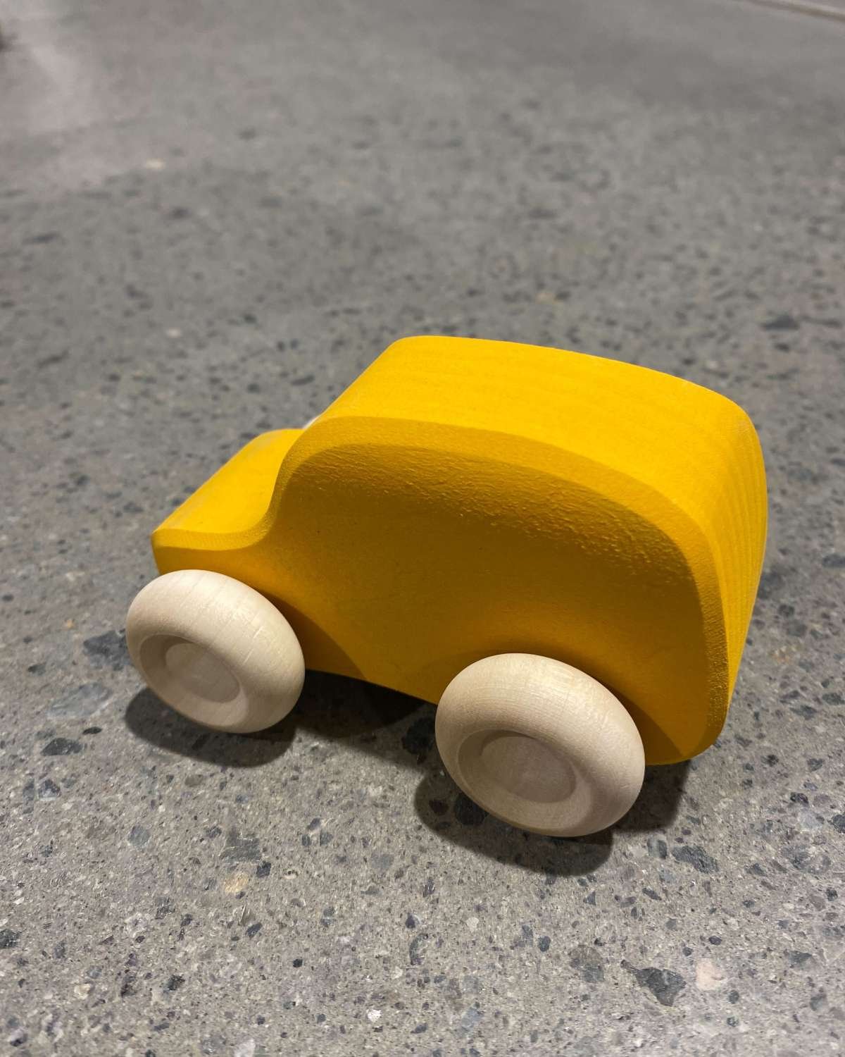 Lekebil i tre – Håndlaget Treleke – 10cm
