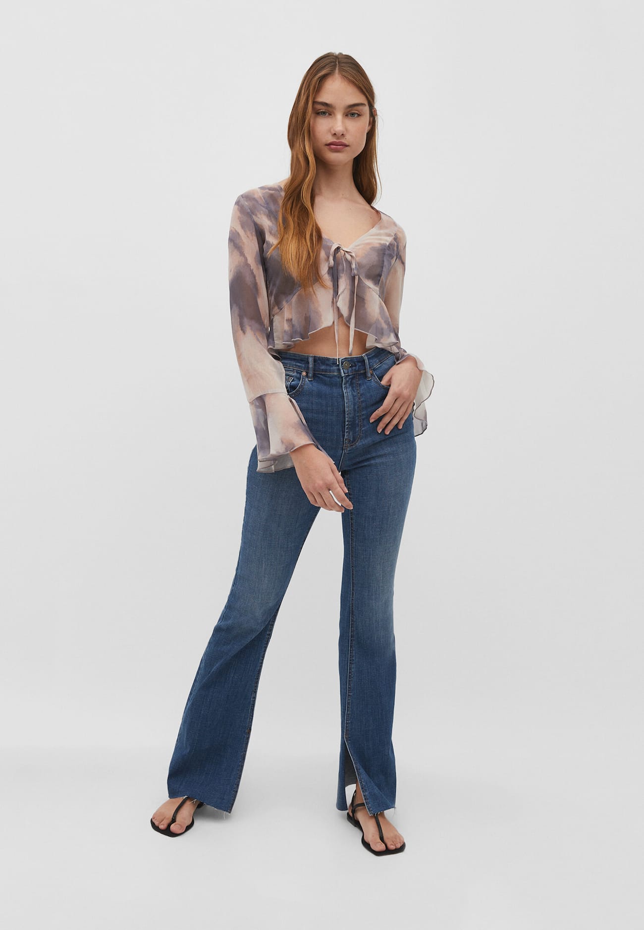 Blusa aberta e fluida com nó.