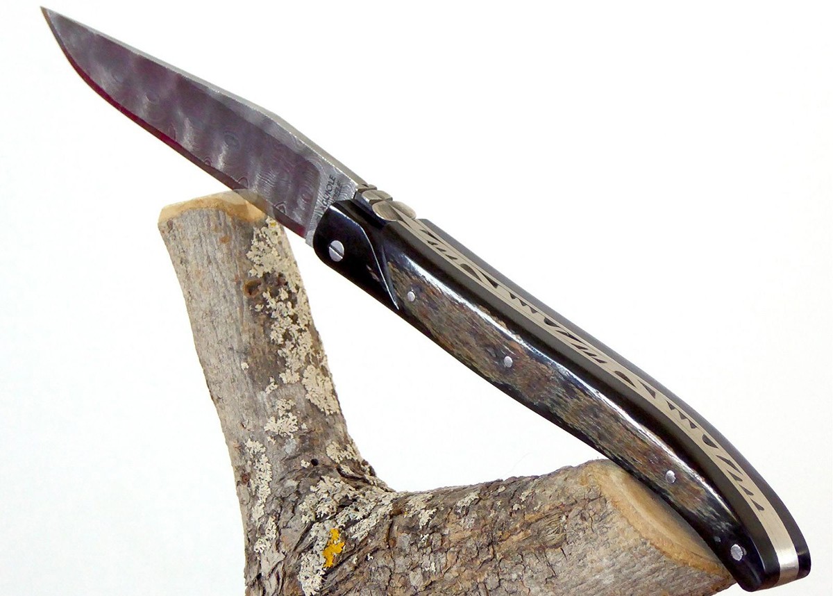 Couteau Laguiole avec une lame Damas et un manche en Corne de Bison