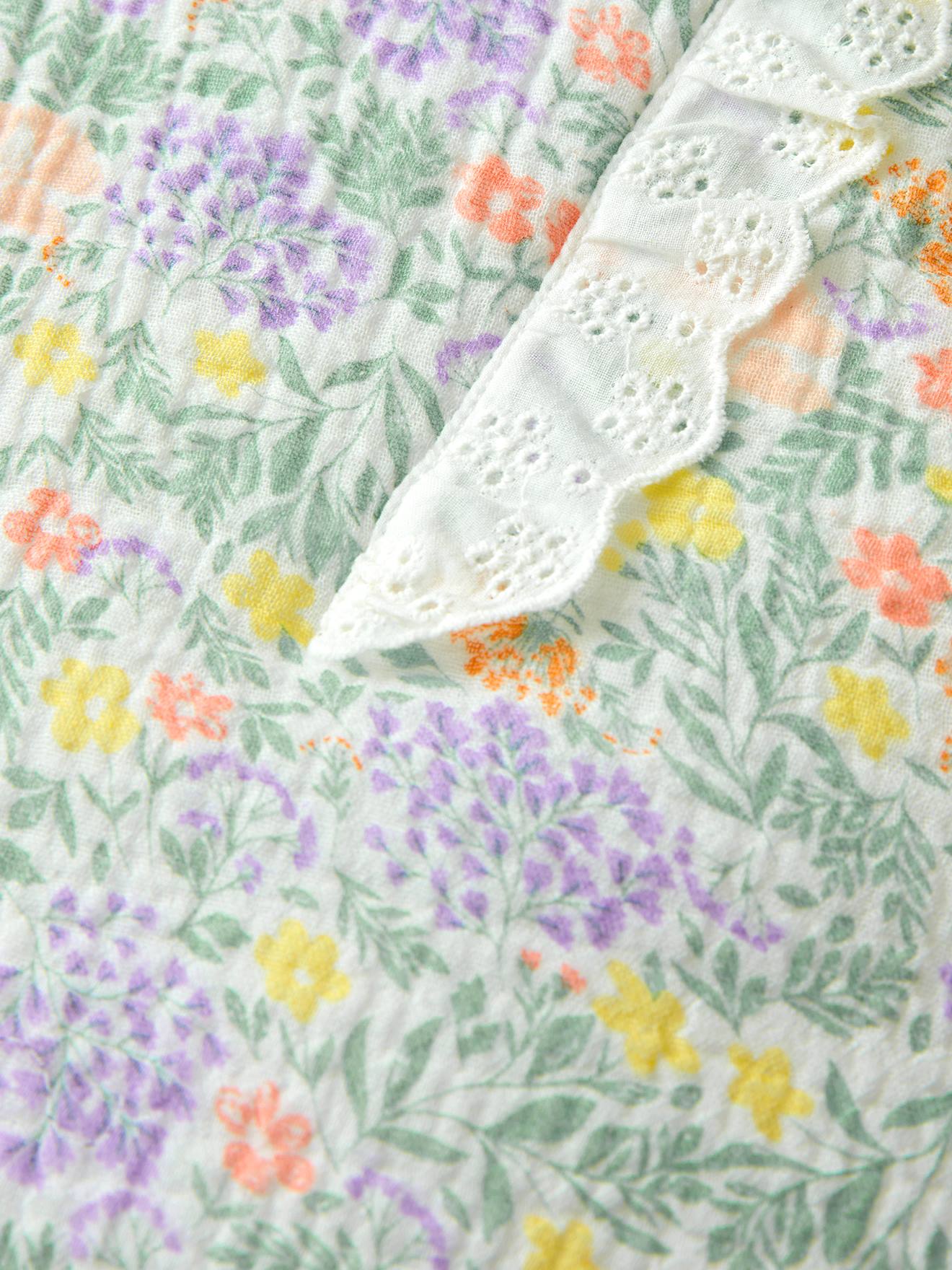 Cardigã sem mangas em chiffon de algodão estilo campestre com estampa branca.