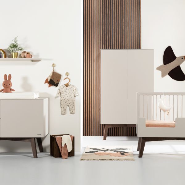 Kidsmill Sixties Babykamer Oatmeal / Walnoot | Bed 60 x 120 cm   Commode
