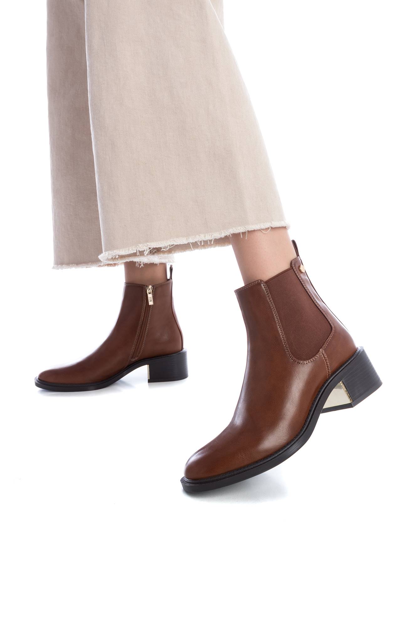 Botas de cano curto femininas cor camelo
