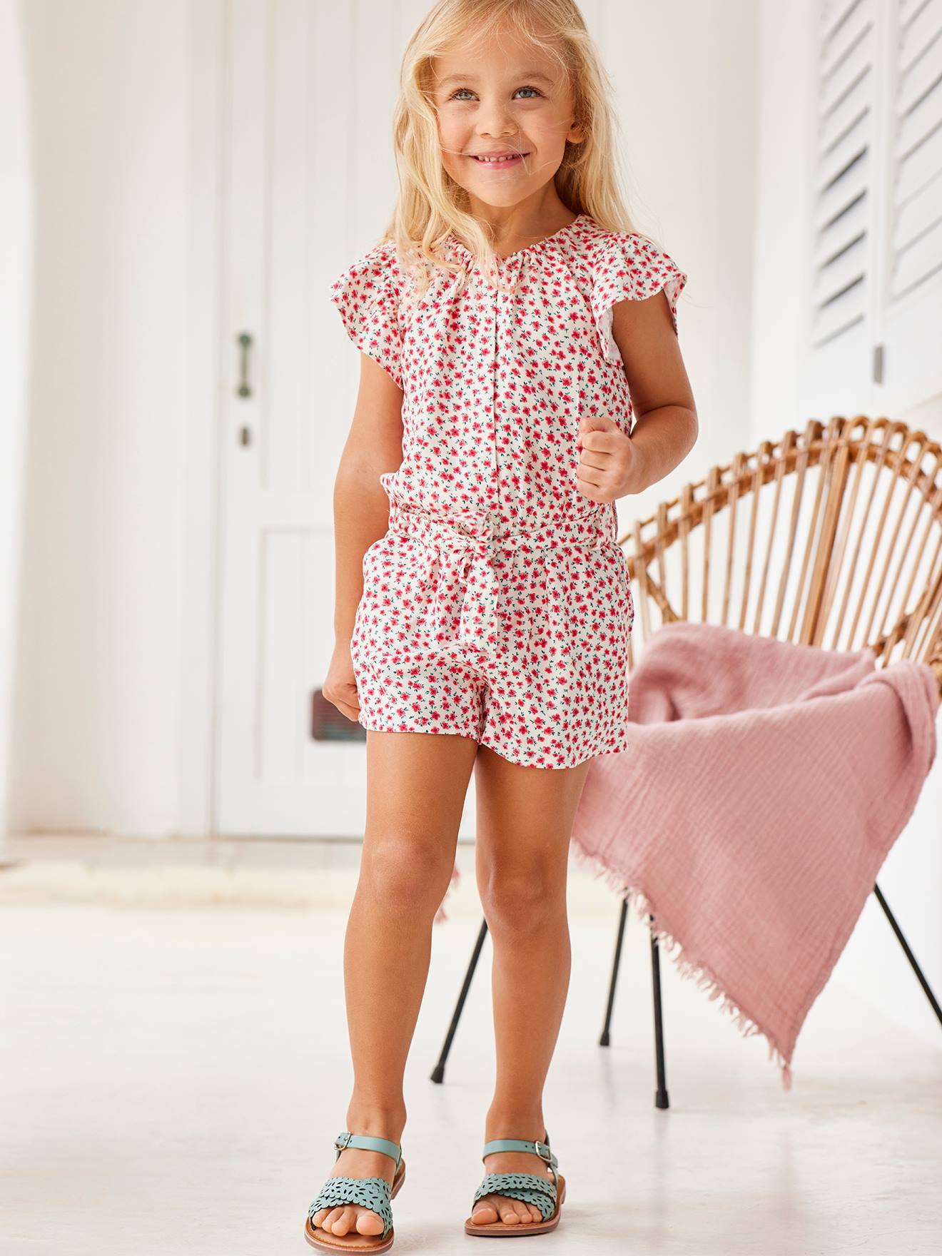 Macacão bege claro estampado com shorts para meninas