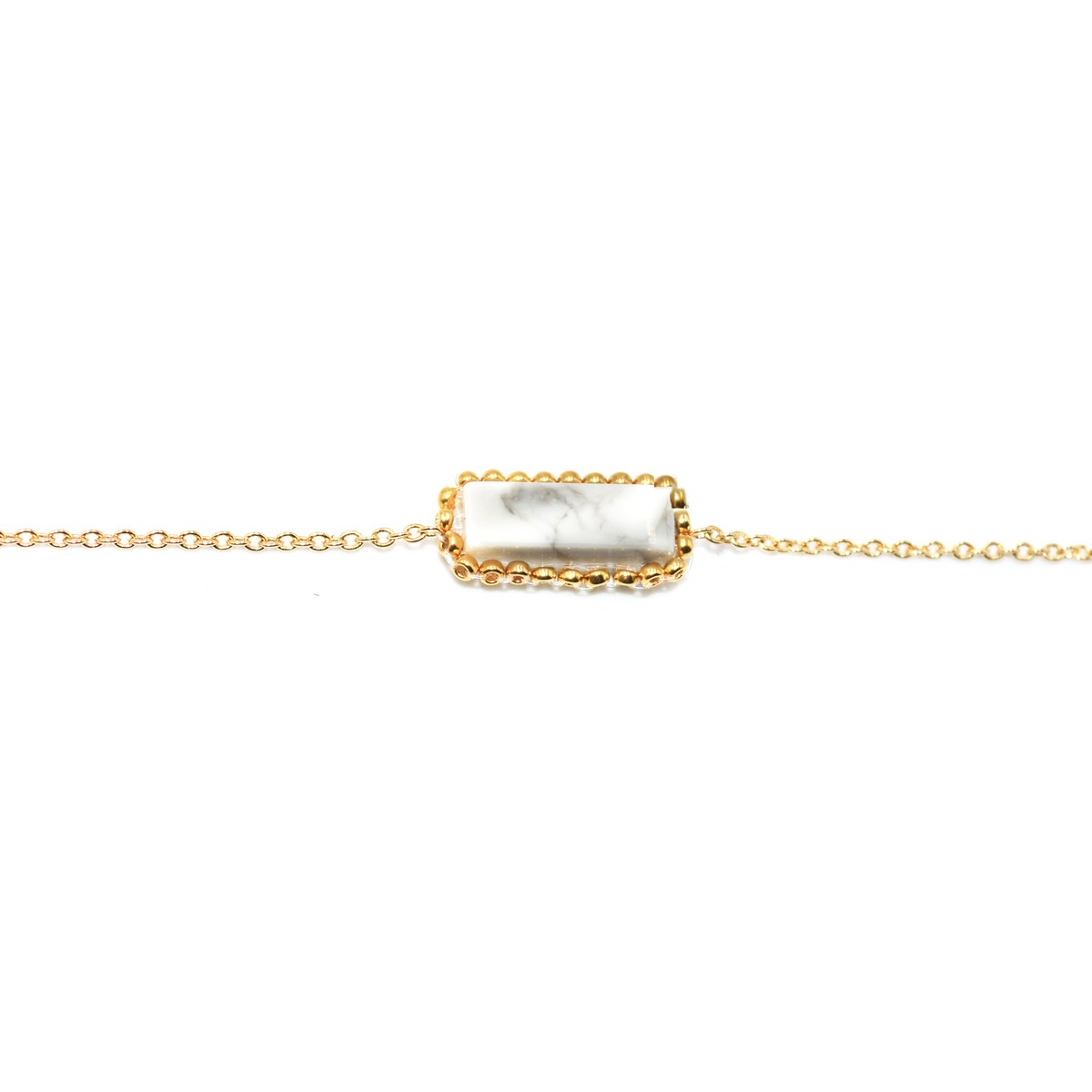 Bracelet avec perle de howlite tissée main- Doré à l'or fin