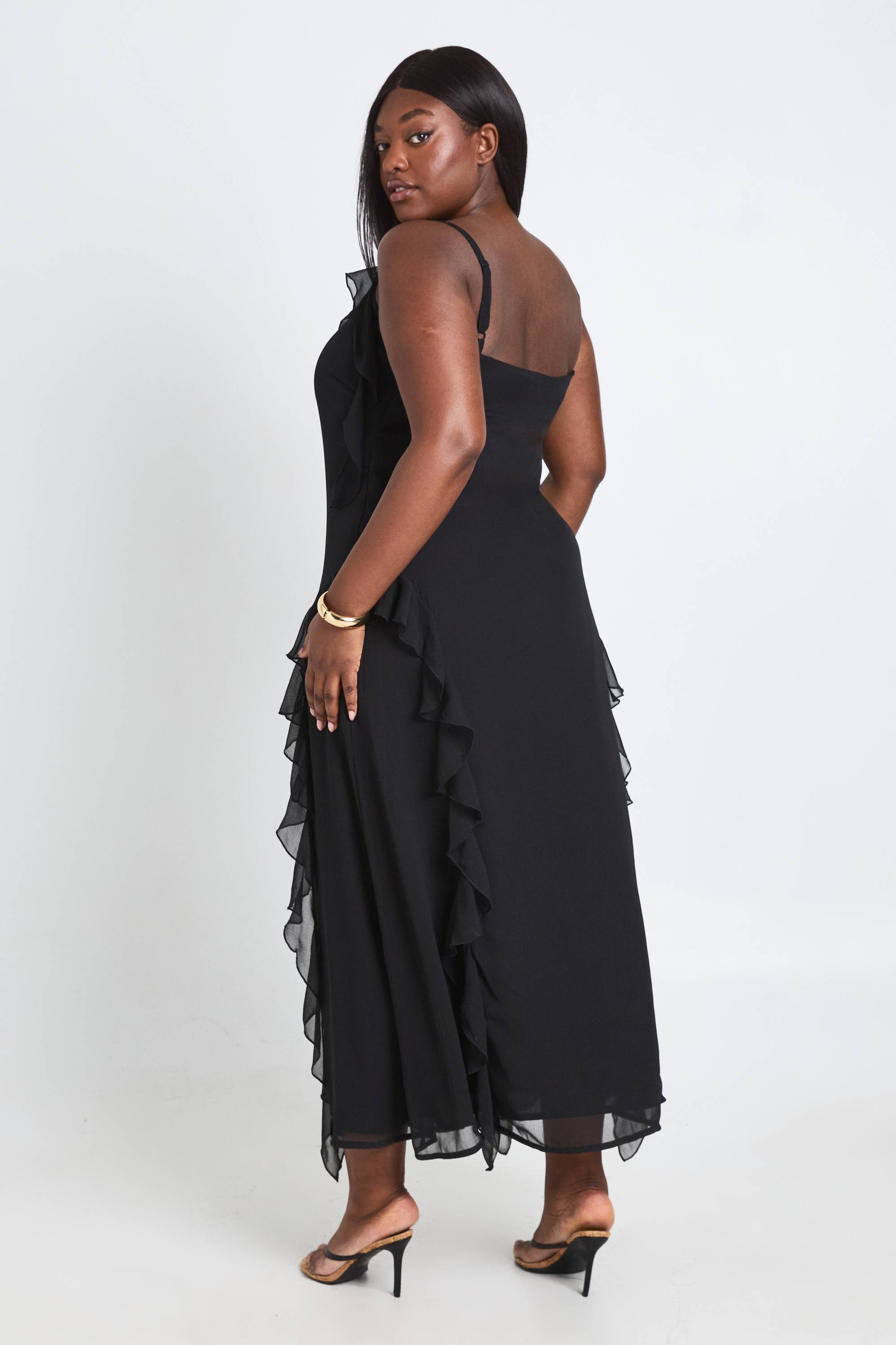 boohoo Robe Longue En Mousseline À Volants Grande Taille