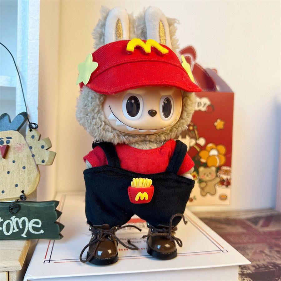 (3-tlg. Set) Monsterhäschen McDonald's Overall Puppen Zubehör Latzhose Outfit Verkleidungs Accessoire inkl. Cap / T-Shirt - Rot / Gelb