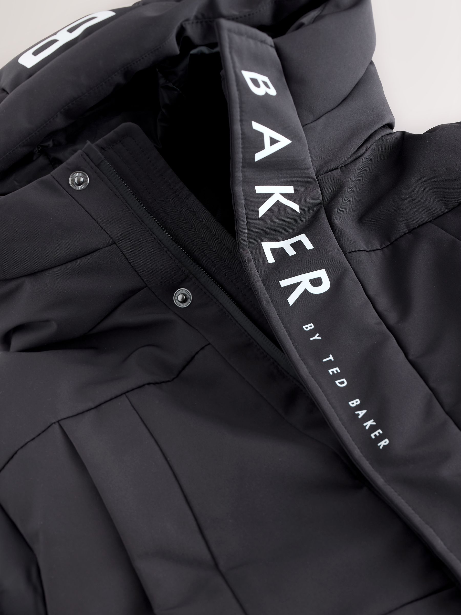 Baker by Ted Baker Baker by Ted Baker Regenbestendige Zwarte Gevoerde Jas