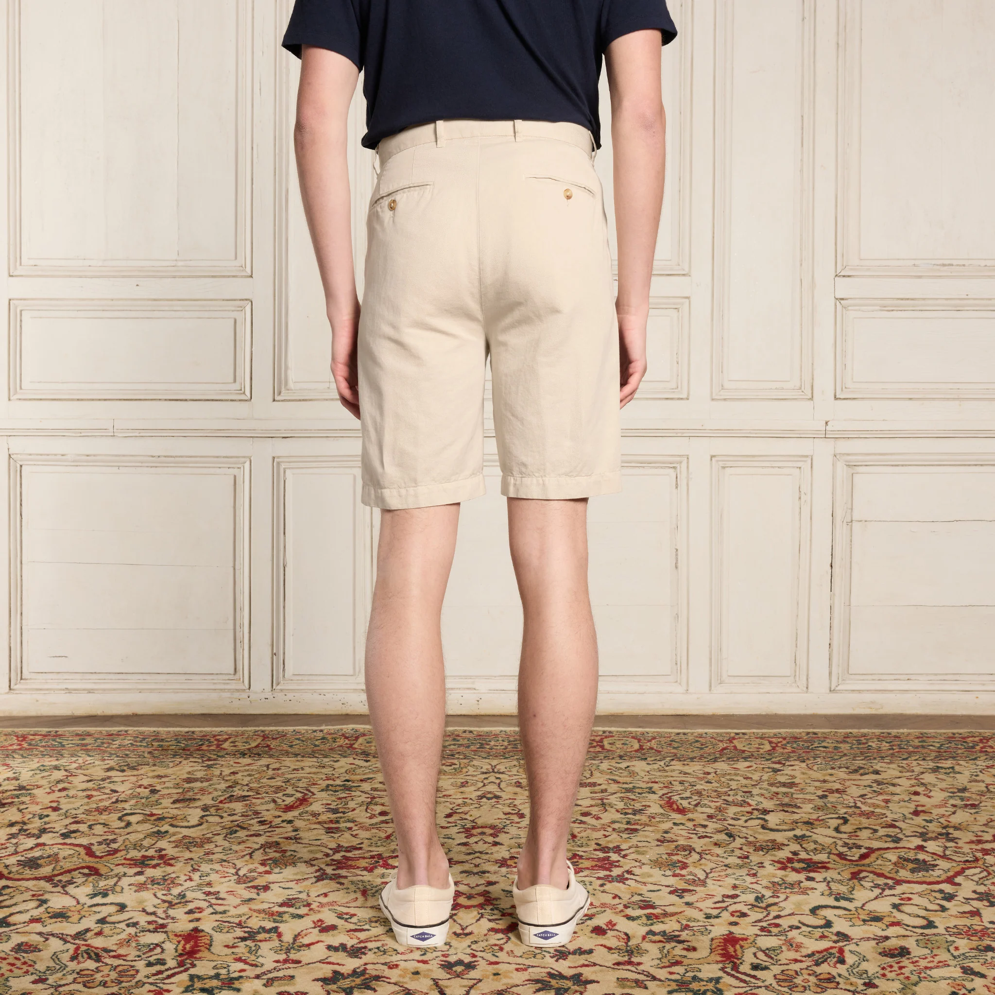 Double-pleated shorts in ecru cotton and linen