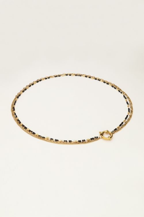 Driedubbele ketting met zwarte kralen