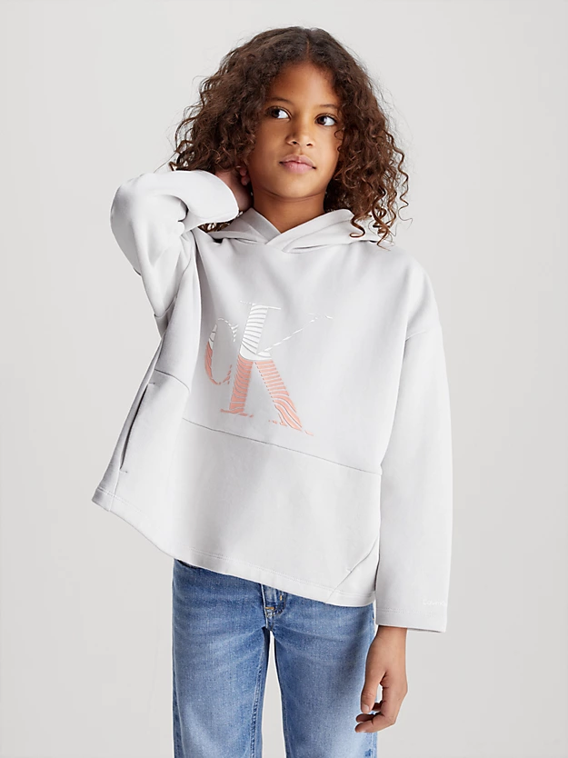 Moletom infantil com capuz e estampa monogramada, modelagem folgada.