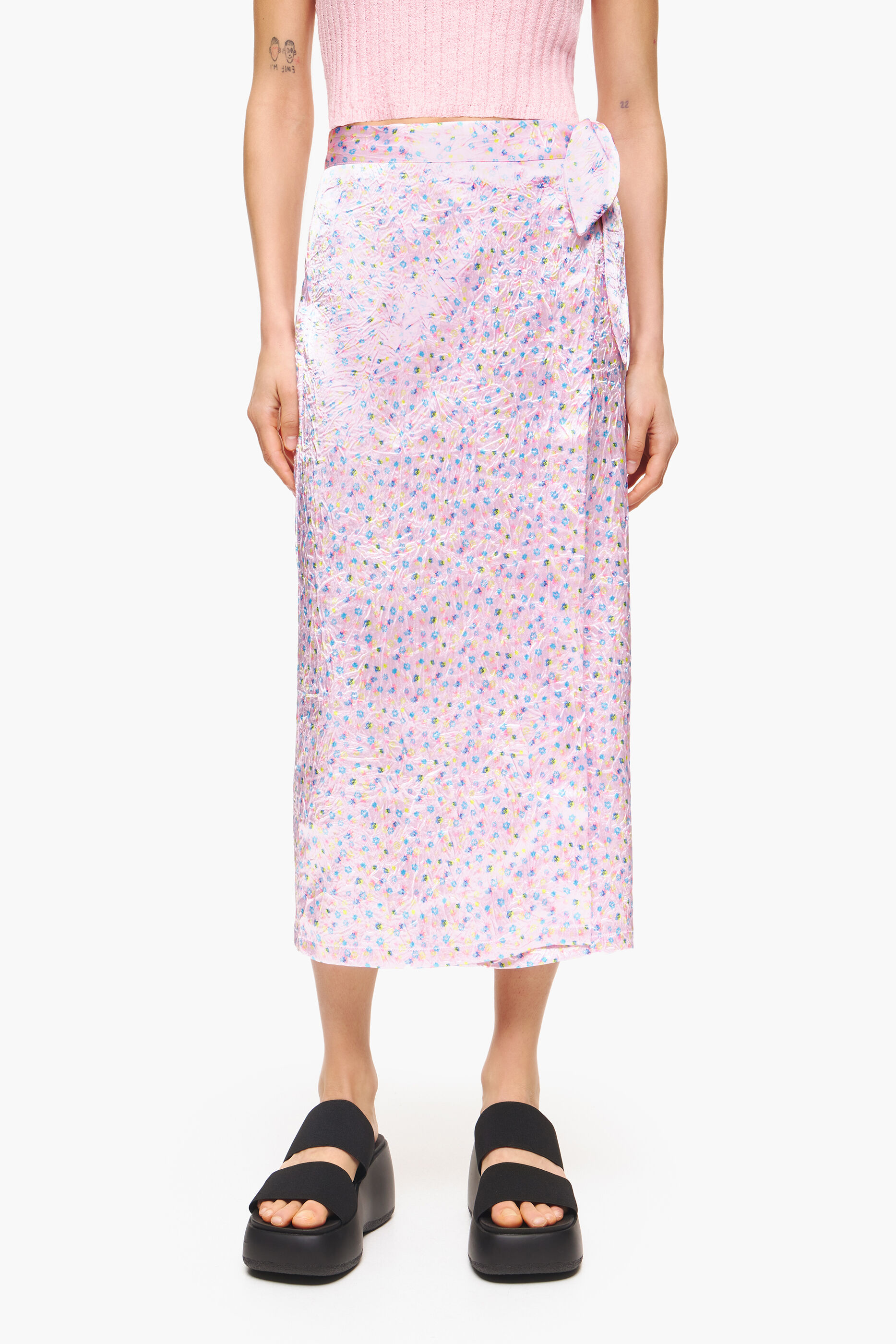 Saia pareô midi com estampa de mini flores rosa