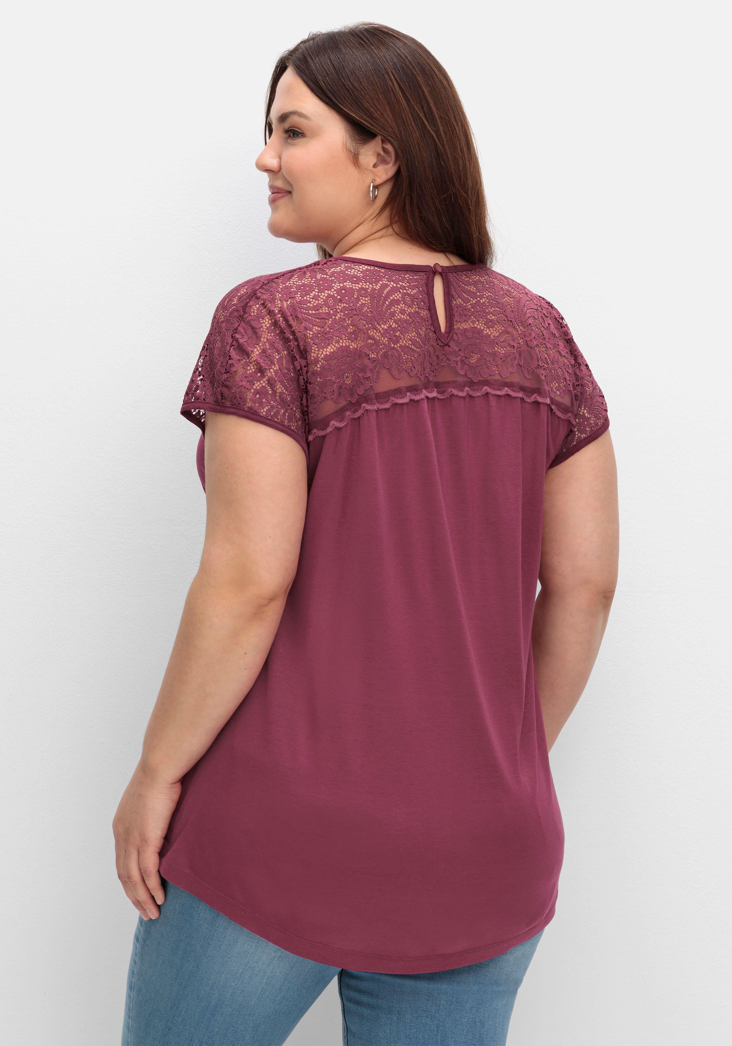 Shirt mit Spitzenpasse an der Schulterpartie