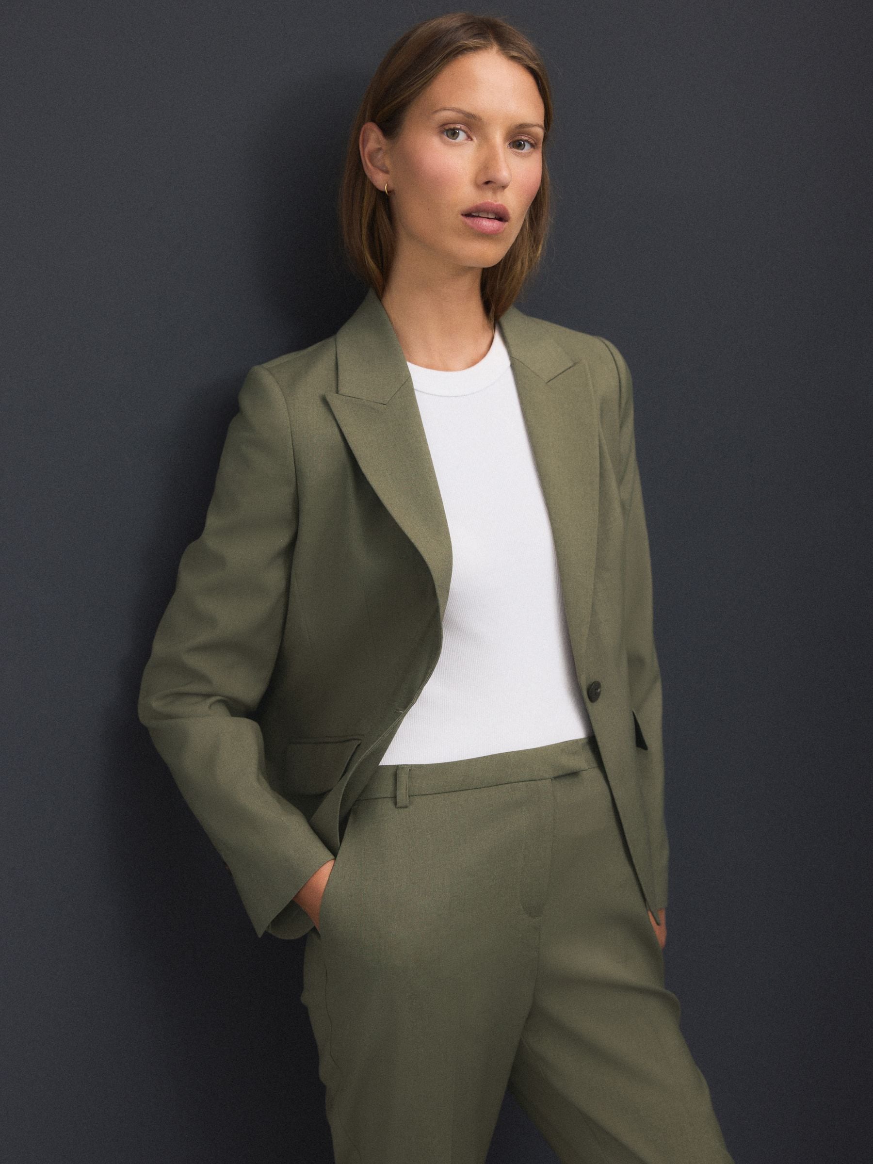Kakigroen - Getailleerde, gebeeldhouwde blazer met enkele rij knopen