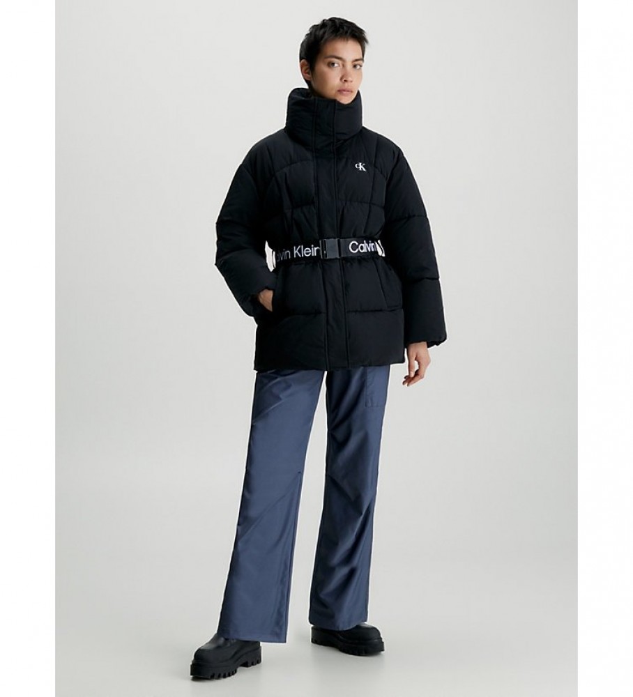 Casaco de penas Calvin Klein Jeans de corte folgado com cinto, preto.