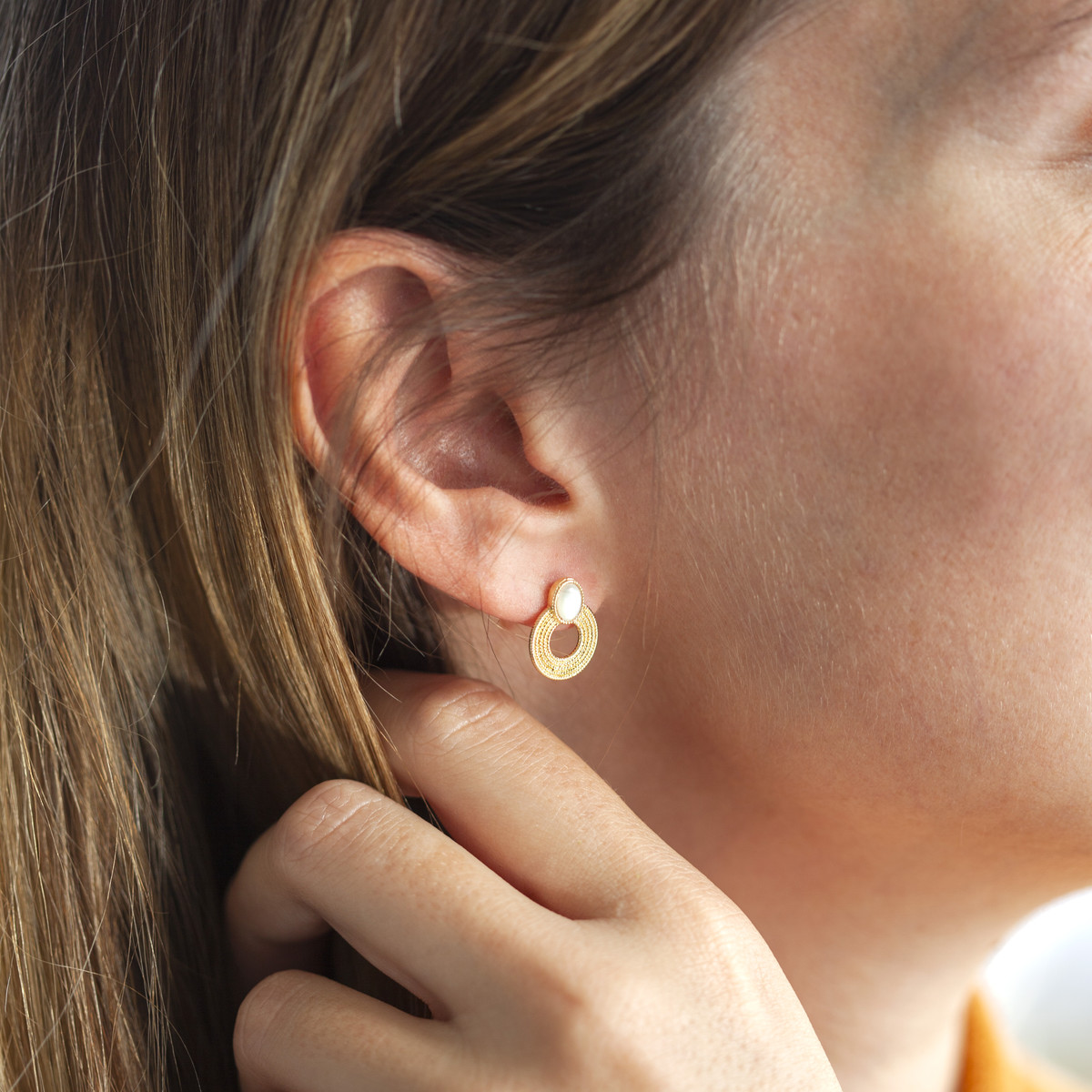 Boucles d'oreilles plaqué or nacres motif anneaux perlés