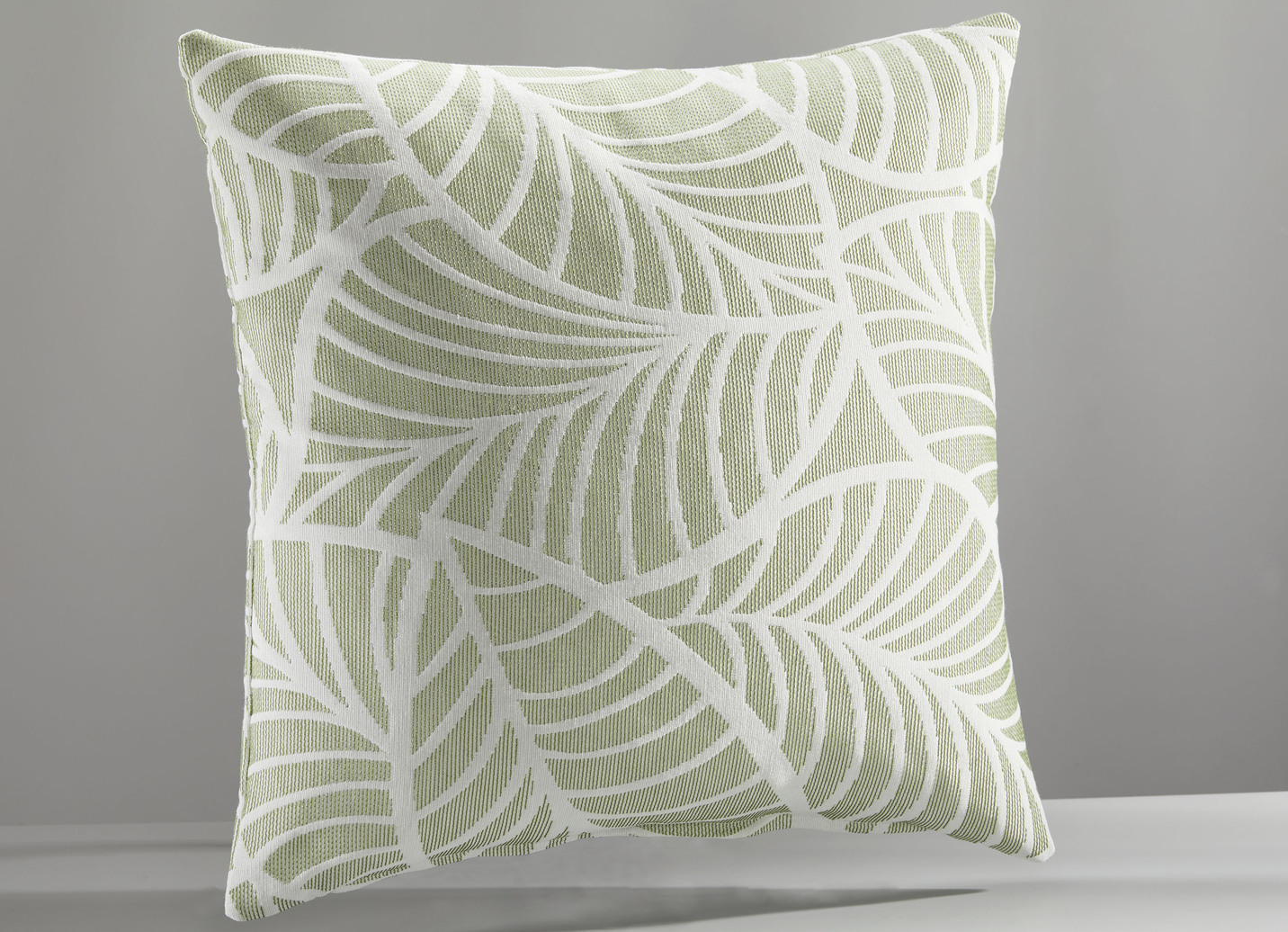 Tagesdecke und Kissenbezüge mit naturnahen Blättermotiven