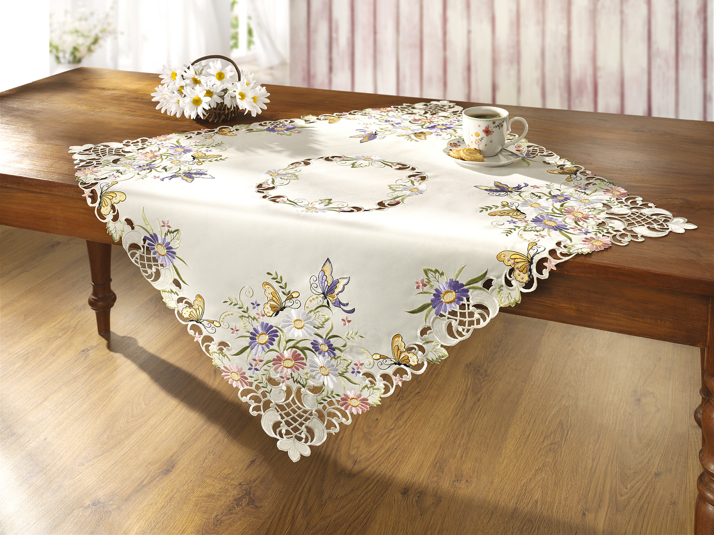 Tisch- und Raumdekoration mit Blüten und Schmetterlingen