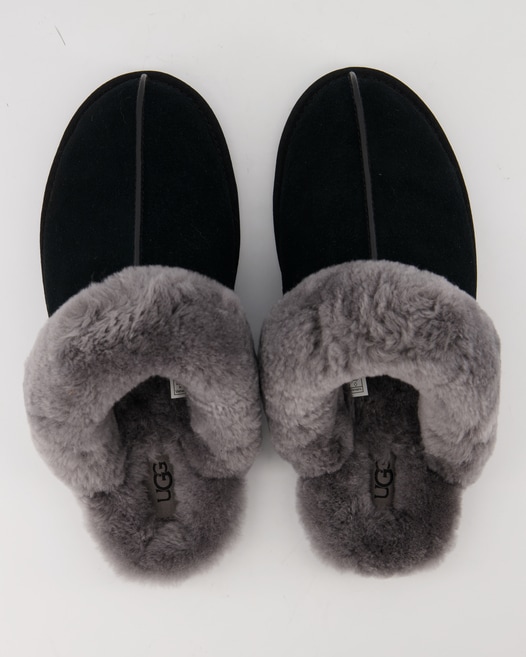 UGG Scuffette II Hausschuhe in Schwarz