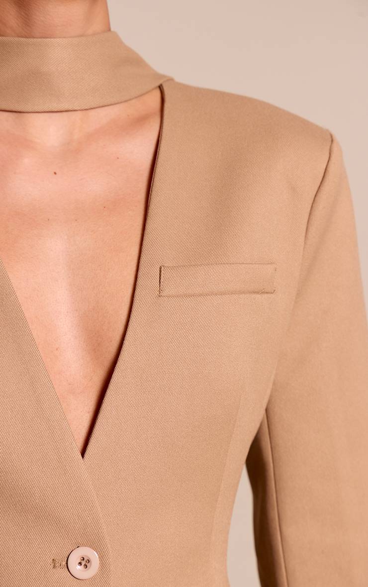 Taupe Blazer Cintré À La Taille Avec Détail Foulard Et Hanches Moulées