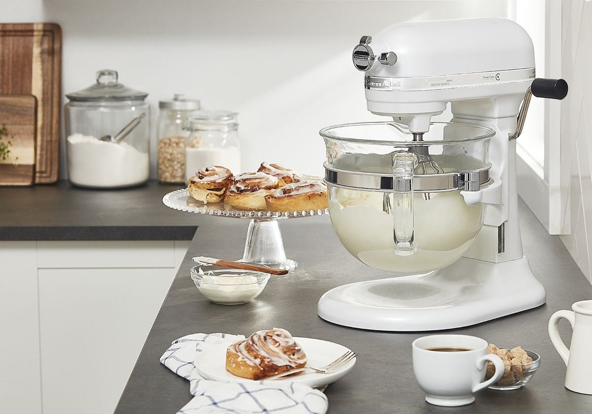 Seja para preparar 13 dúzias de biscoitos para a venda de bolos da escola ou frango desfiado para a Terça-feira de Tacos com amigos e familiares, a batedeira KitchenAid® Professional 6500 Design® Series de 6 litros com tigela elevatória tem capacidade par