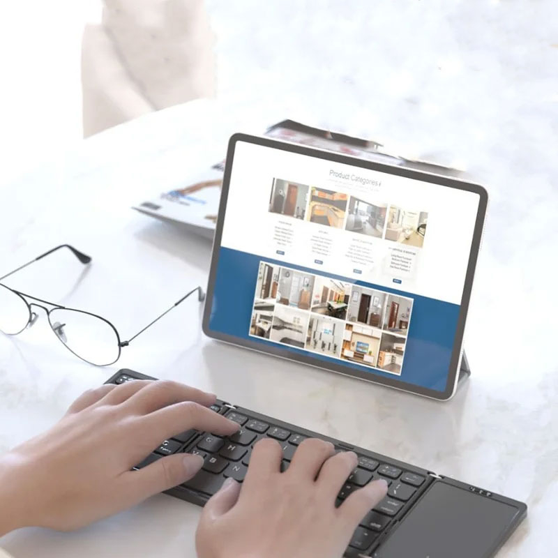 Faltbare Mini Bluetooth Tastatur mit Touchpad für Macbook / Laptop / Tablet / Smartphone inkl. Handy-Halterung (iOS / Android) - Schwarz