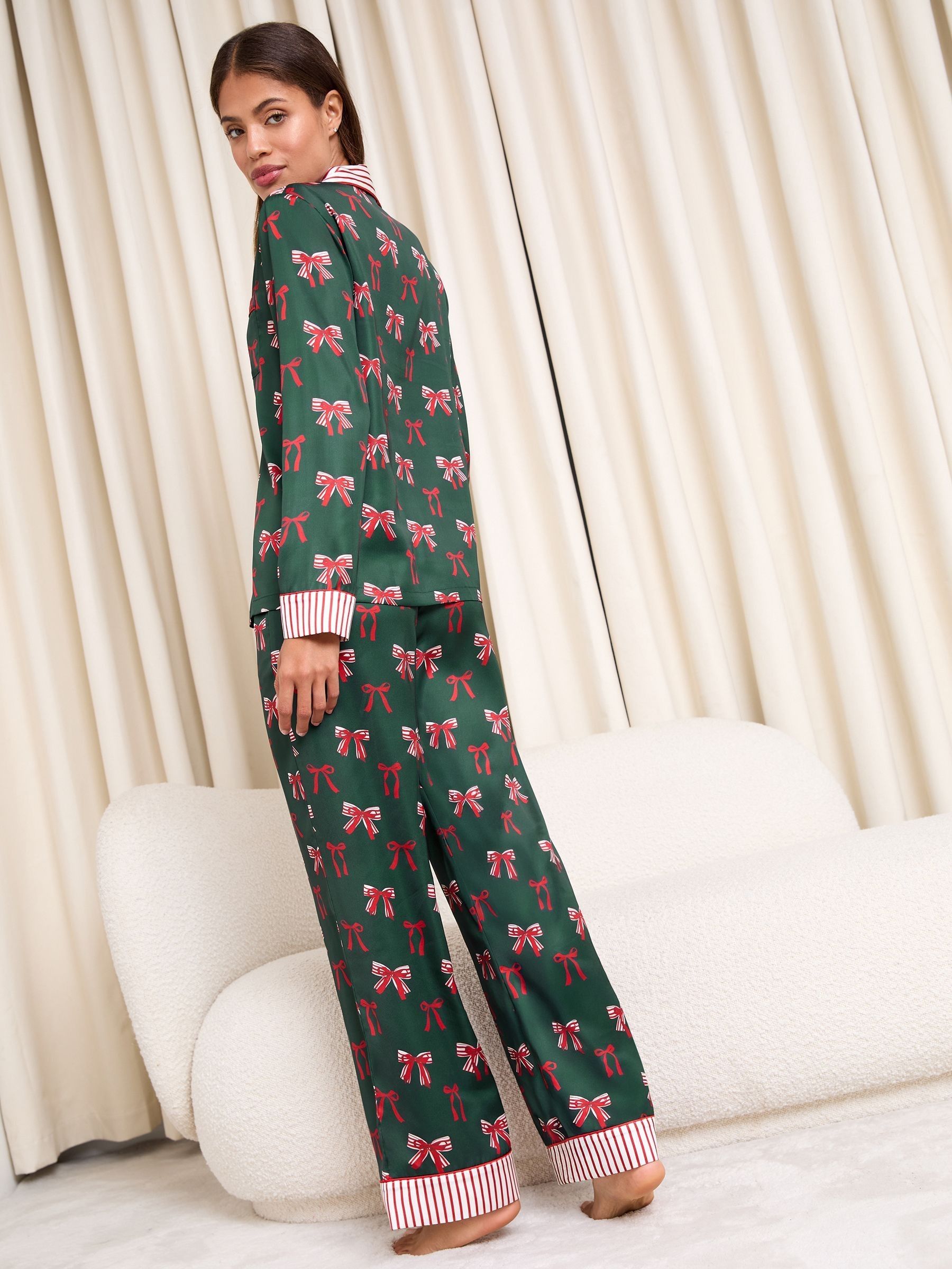Groene Kerstmis Strik - Lipsy - Pyjamaset met lange mouwen van bedrukt satijn