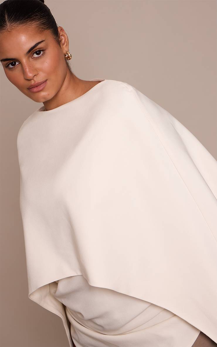 Ecru Haut Long Froncé Grande Taille Avec Détail Cape En Tissu Tissé