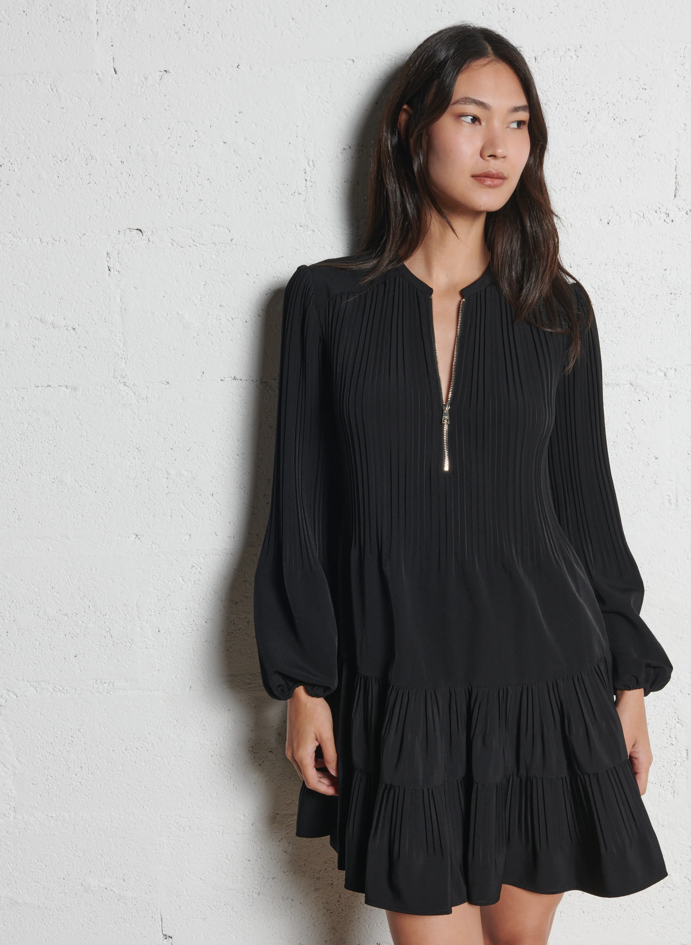 Robe courte col rond plissée| Noir