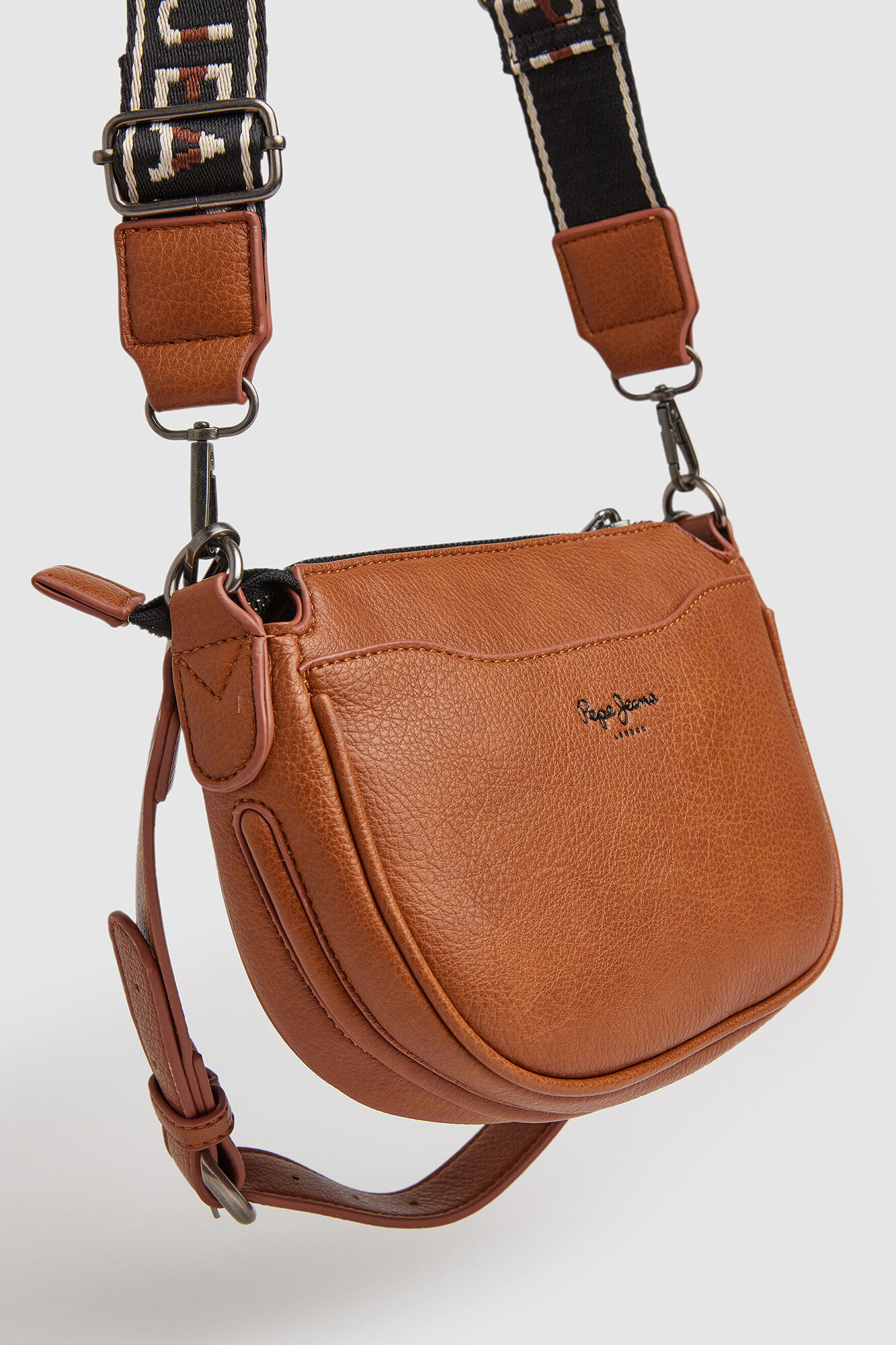 Bolsa de ombro com logotipo gravado