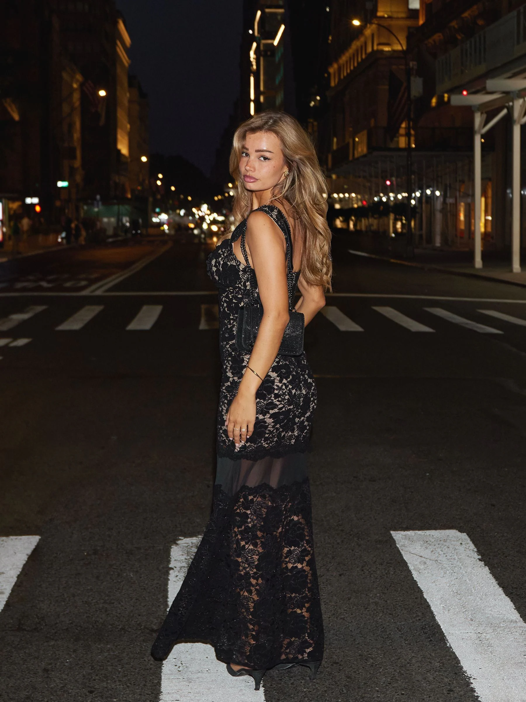 Lipsy Premium kanten versierde maxi-jurk met corsage