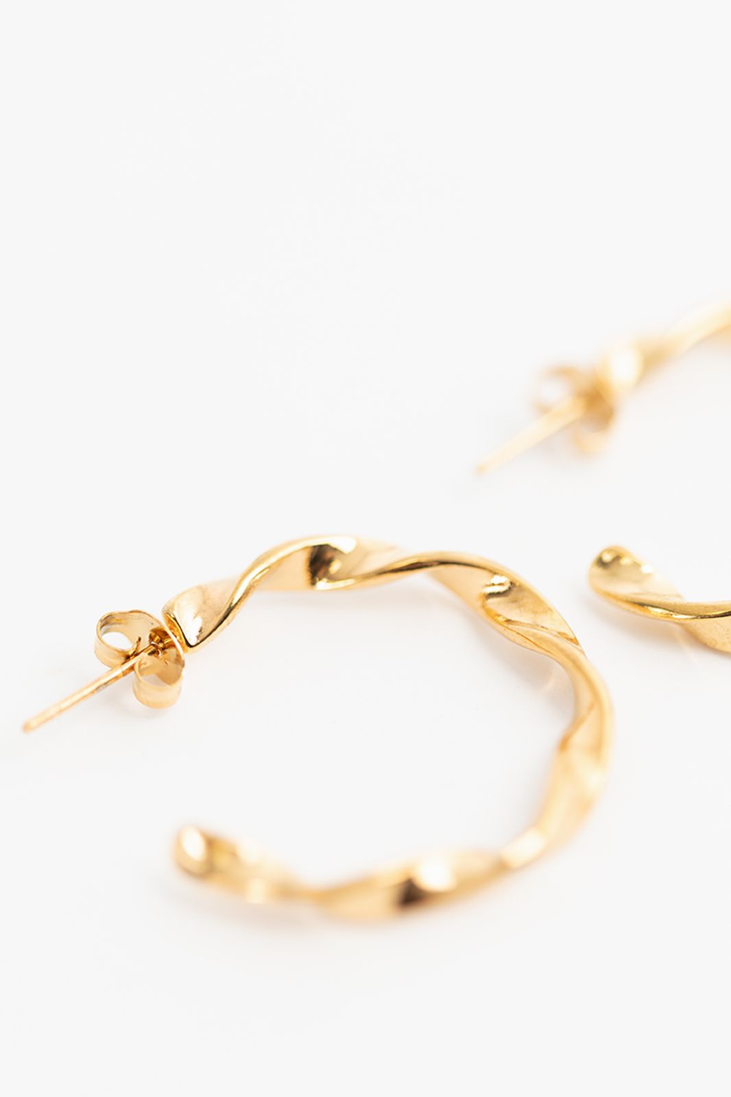 Goudkleurige hoop oorbellen met twist