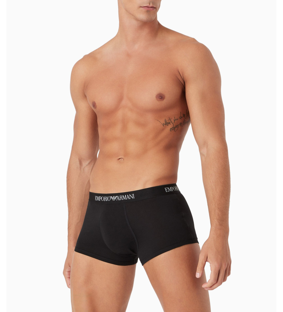 Pacote com três cuecas boxer da Emporio Armani: branca, vermelha e preta.