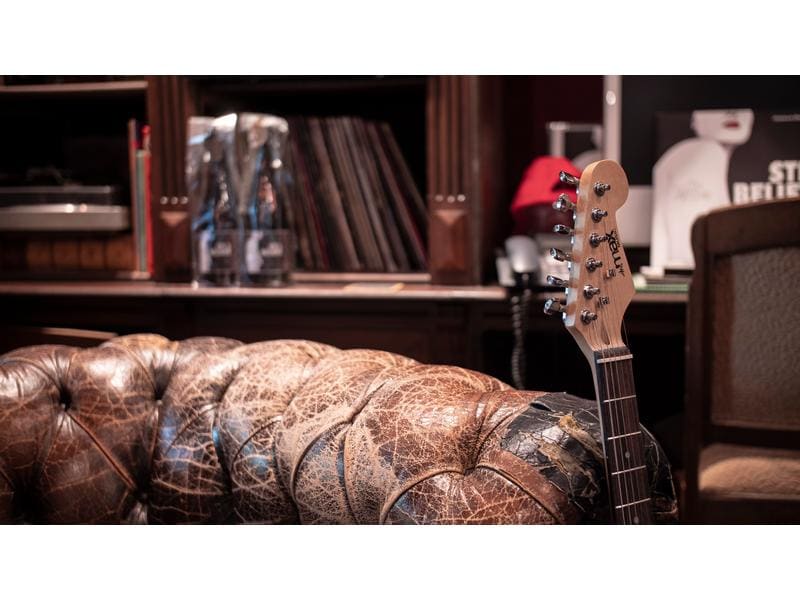 MAX E-Gitarre GigKit Schwarz E-Gitarre mit Zubehör