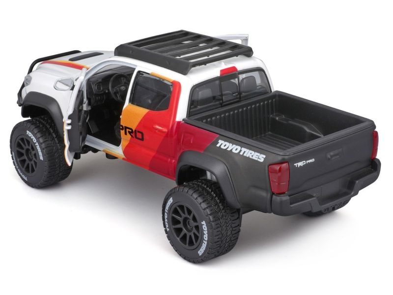 Maisto Pick-up Toyota Tacoma TRD Pro 2023 1:24, Weiss Sammlermodell im Massstab 1:24