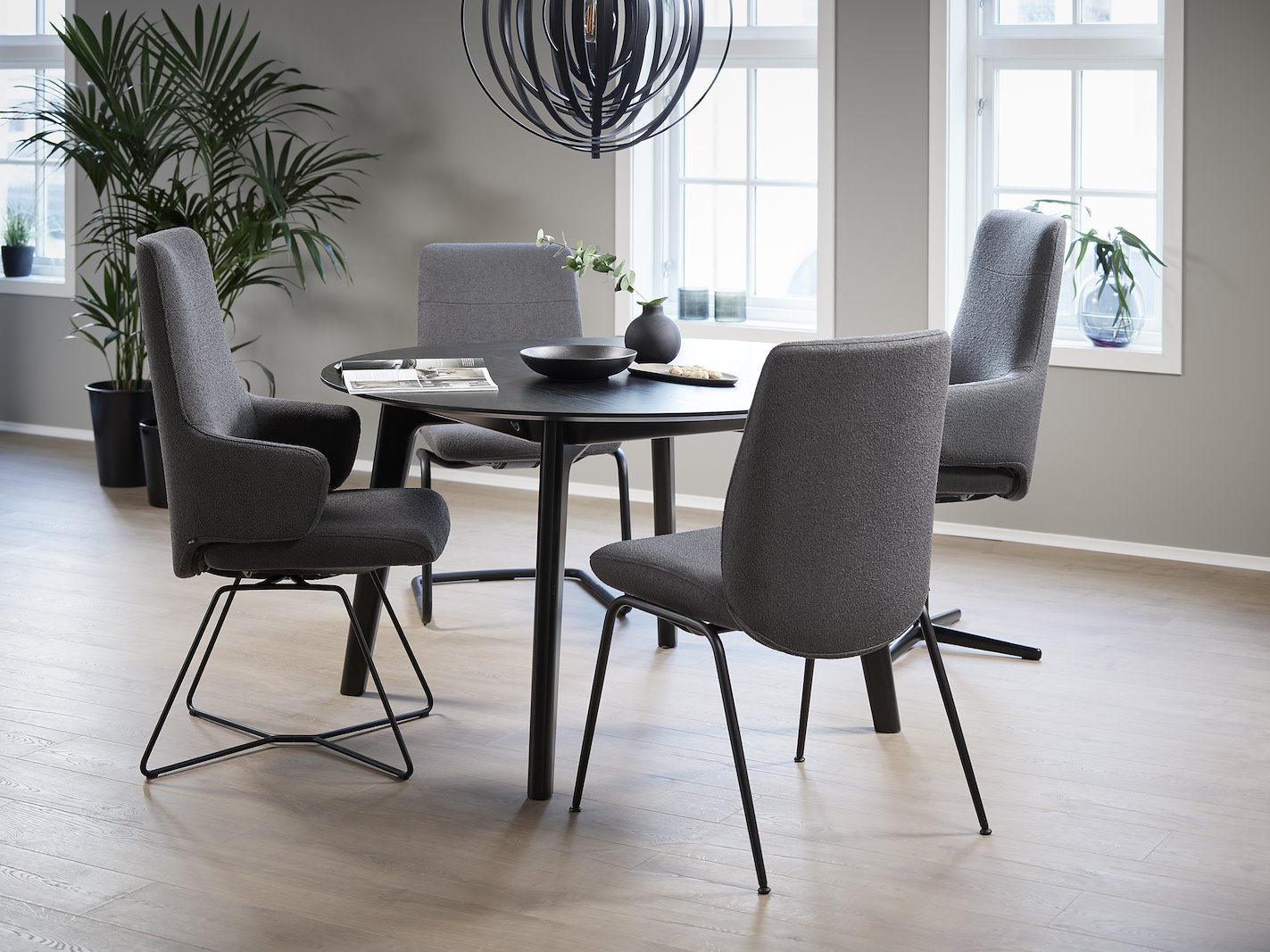 Chilli spisestol I tekstil Lotus Dark grey. Høy rygg med arm og sort  D400 understell.