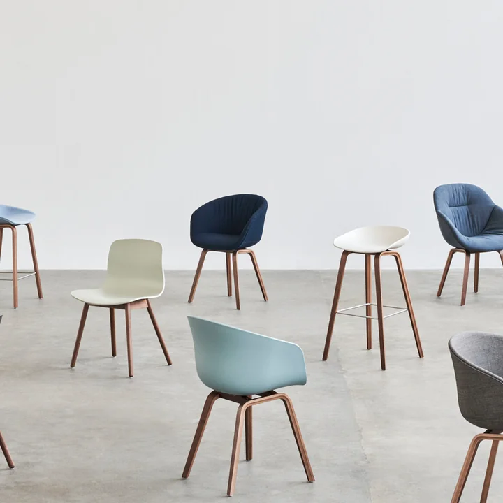 HAY - About A Chair AAC 12, Eiche lackiert / dusty blue 2.0 (Kunststoffgleiter)