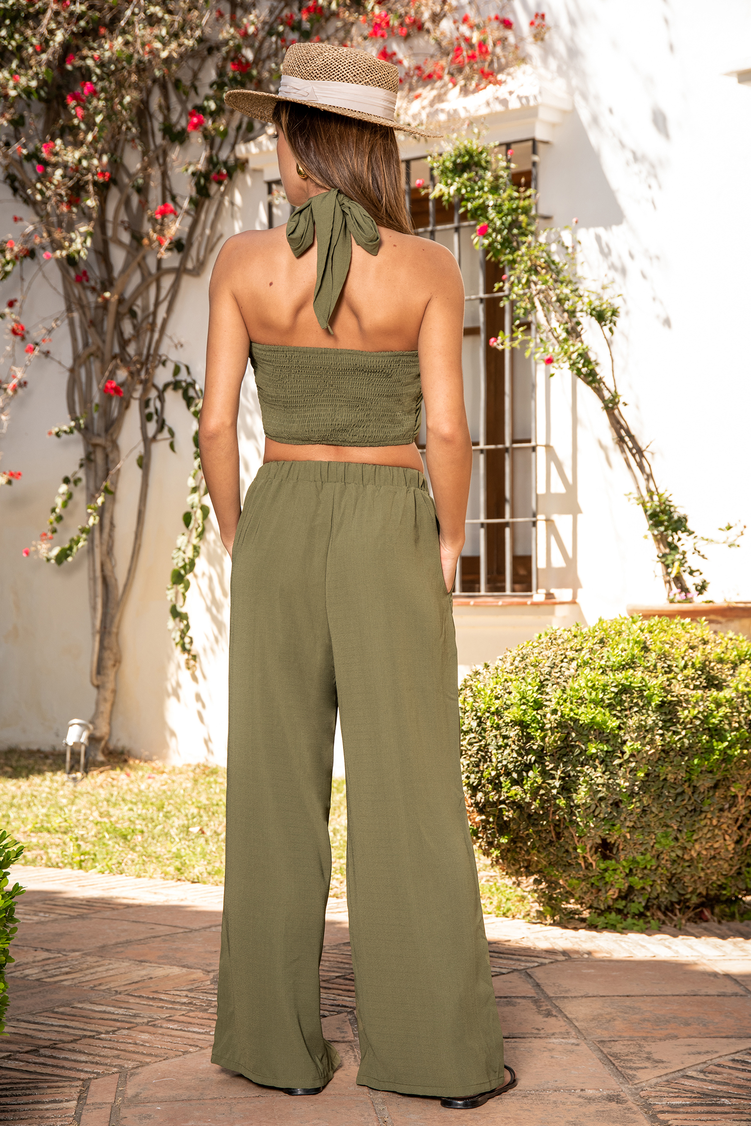 Haut avec col licou torsadé olive et pantalon à jambe droite