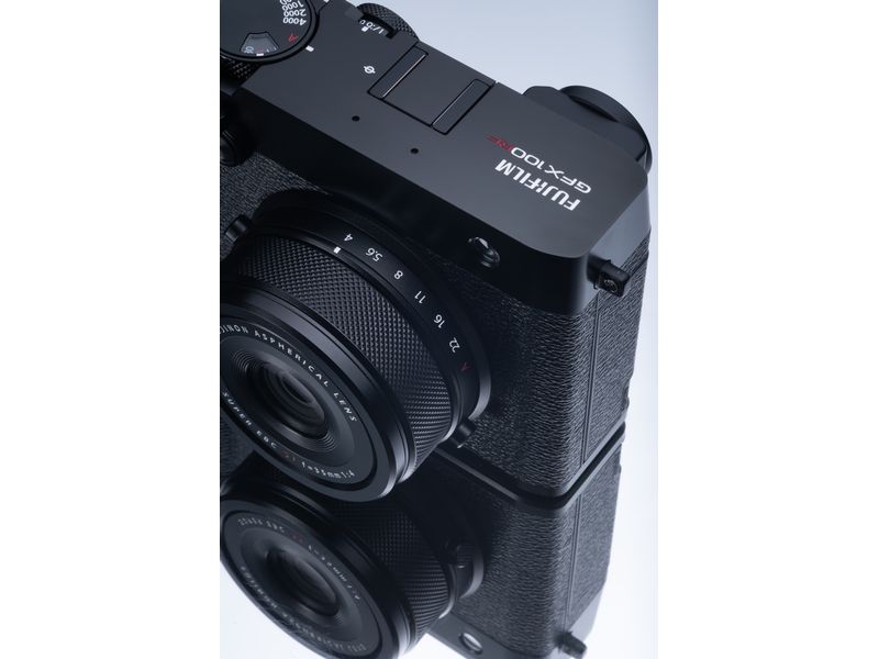 Fujifilm Fotokamera GFX 100RF Schwarz GFX-Kamera mit fest verbautem Objektiv und bringt die Mittelformat-Bildqualität in ein ultrakompaktes Design