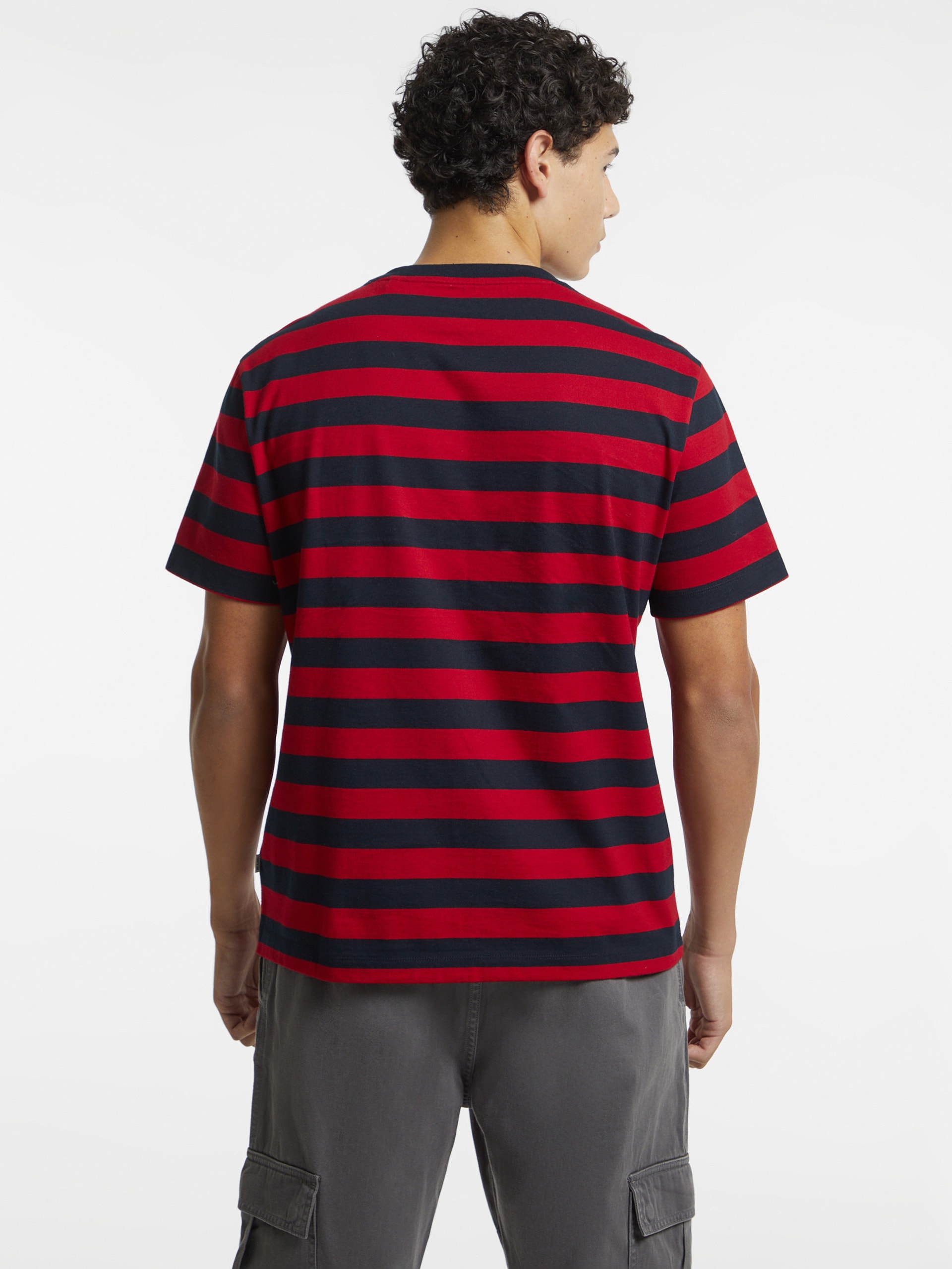 Camiseta com logo listrado