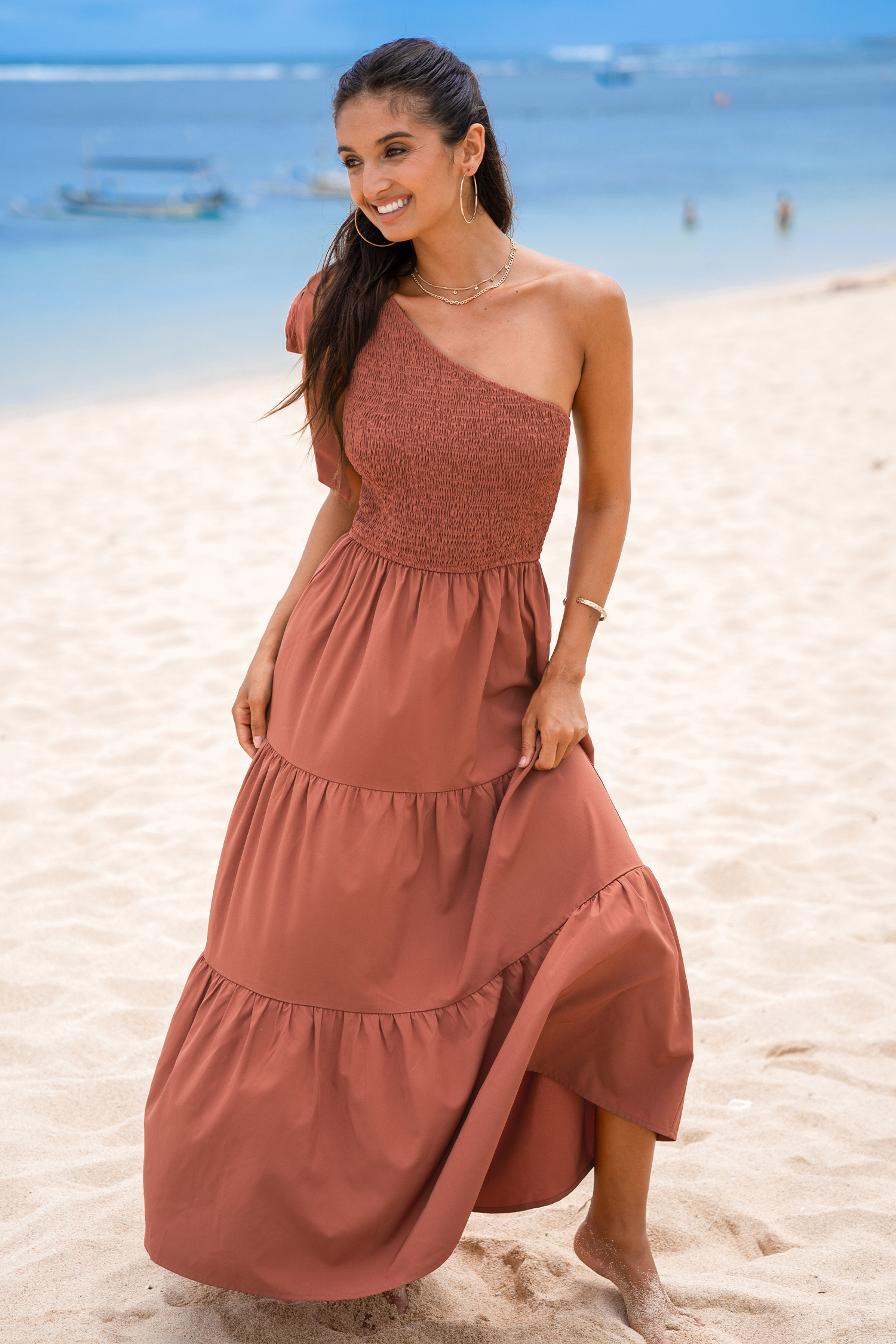 Robe maxi à une épaule et corsage à smocks brique
