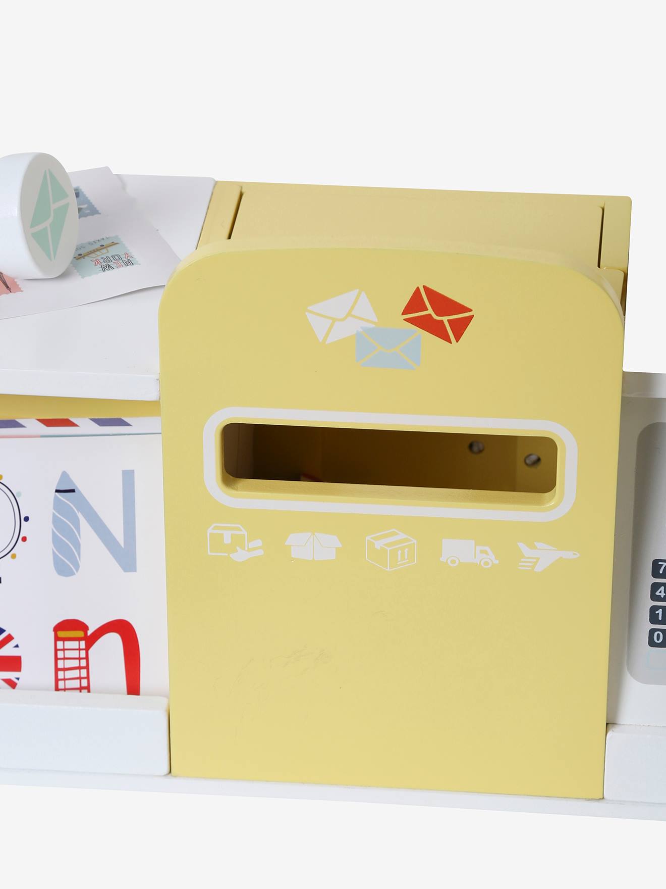 Correios em madeira certificada FSC®, branco claro, liso com detalhes decorativos.