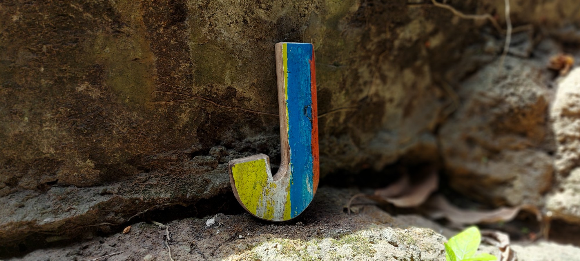 Holzbuchstabe 'J', mehrfarbig, T 2,5 cm, B 13 cm, H 19 cm von fischer's lagerhaus