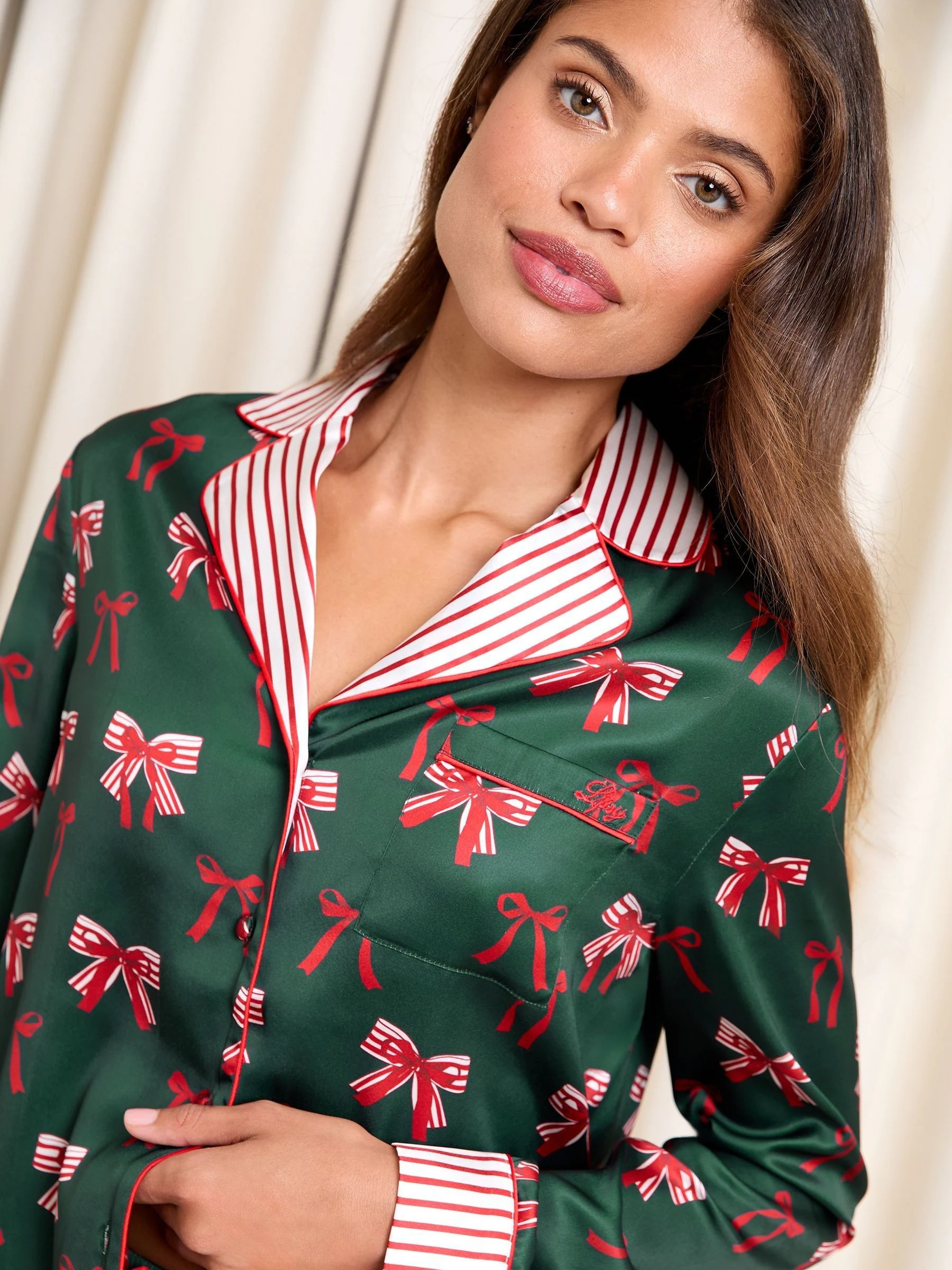 Groene Kerstmis Strik - Lipsy - Pyjamaset met lange mouwen van bedrukt satijn