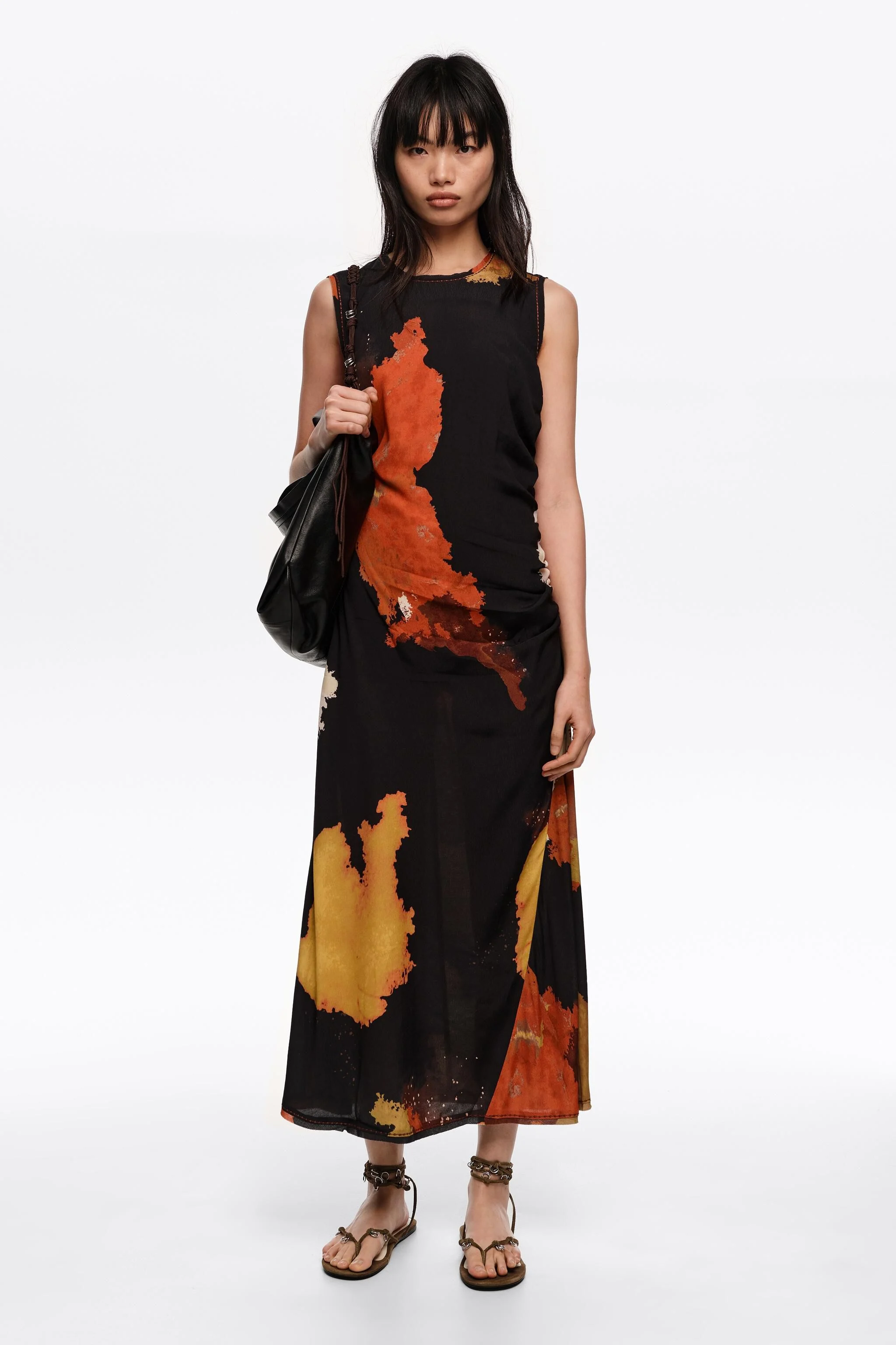 Vestido midi preto com franjas nas cavas