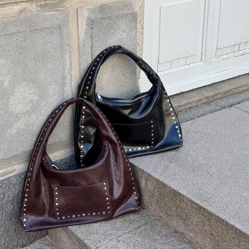 PITAYA<br>Skuldertaske Ella stud bag