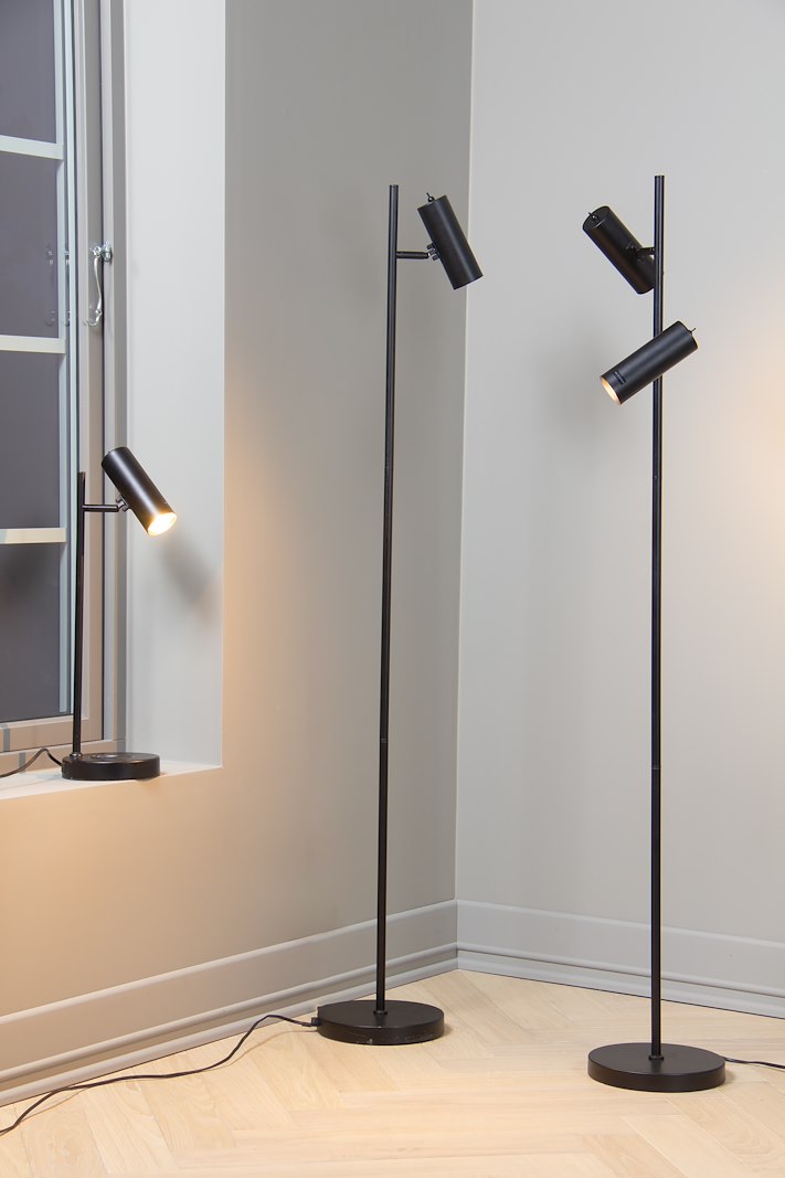 Tube bordlampe Sort metall med trådløs USB lader på plate.