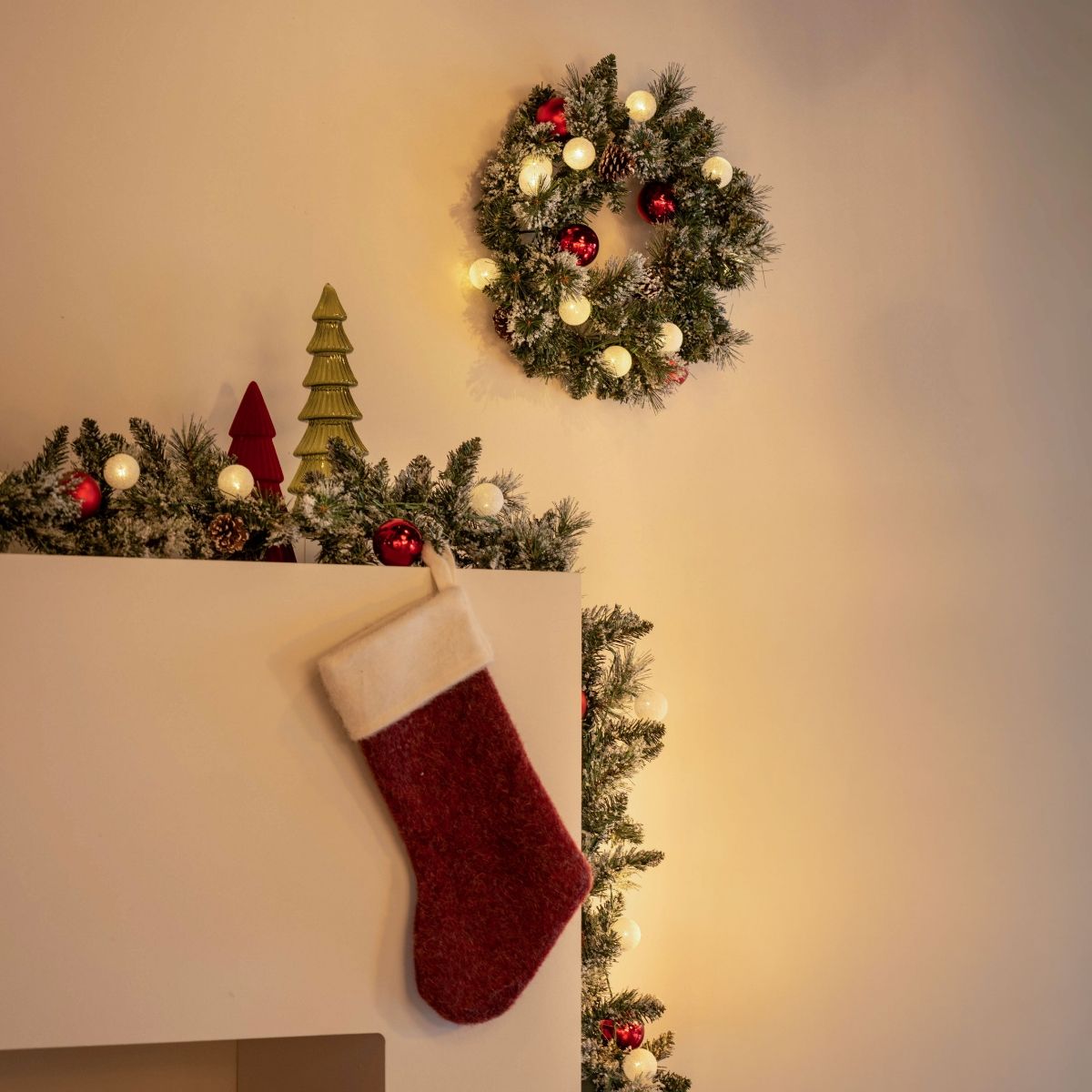 Kerst krans wit met rood 45cm incl. LED met timer - Jack